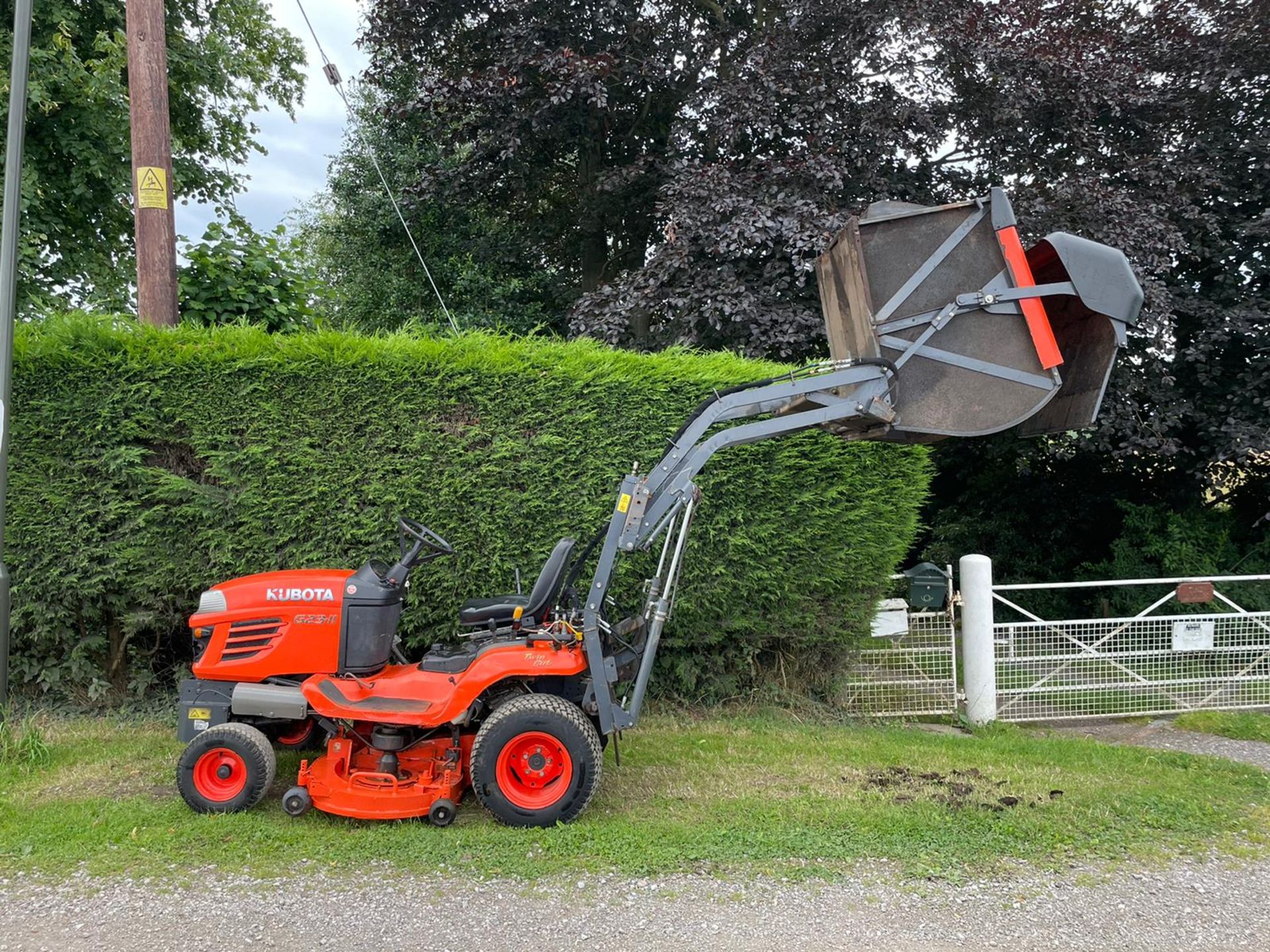 2013 KUBOTA G23-II RIDE ON HIGH TIP MOWER, RUNS AND DRIVES, SHOWING A LOW 771 HOURS *PLUS VAT* - Image 5 of 10