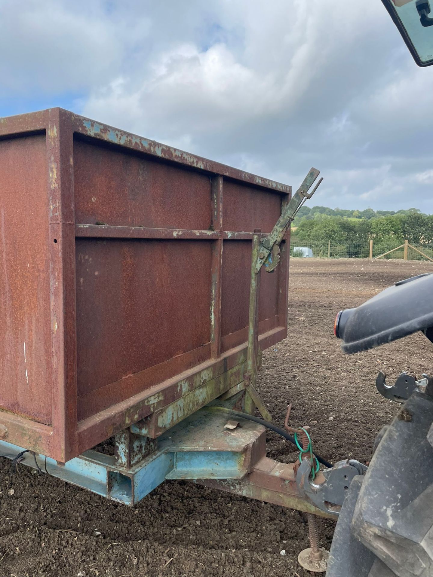 TRACTOR DUMP CORN TRAILER, TOWS AND TIPS OKAY *NO VAT* - Image 3 of 5