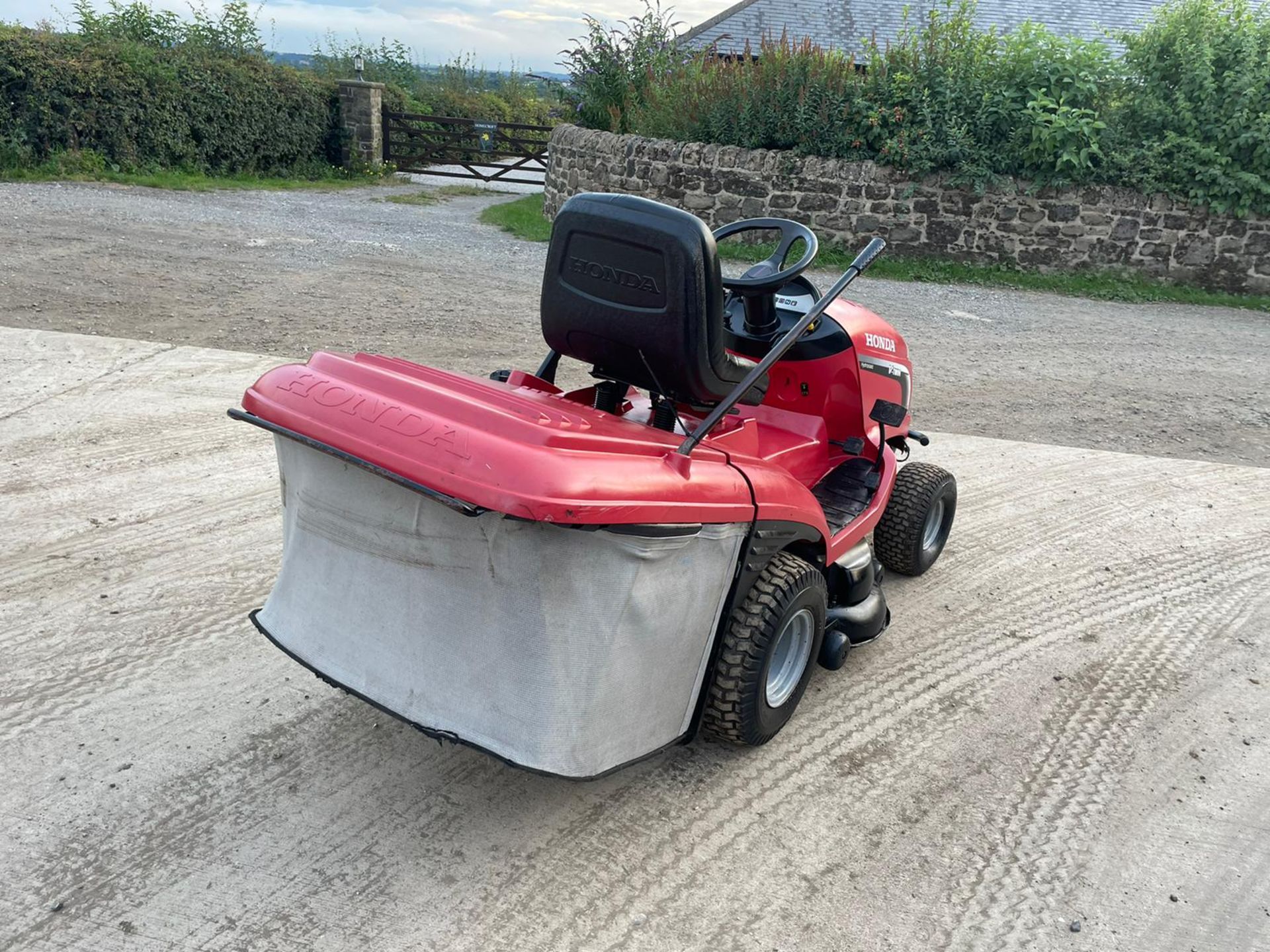 Honda 2417 V Twin Ride On Mower Runs Drives And Cuts *NO VAT* - Image 5 of 7