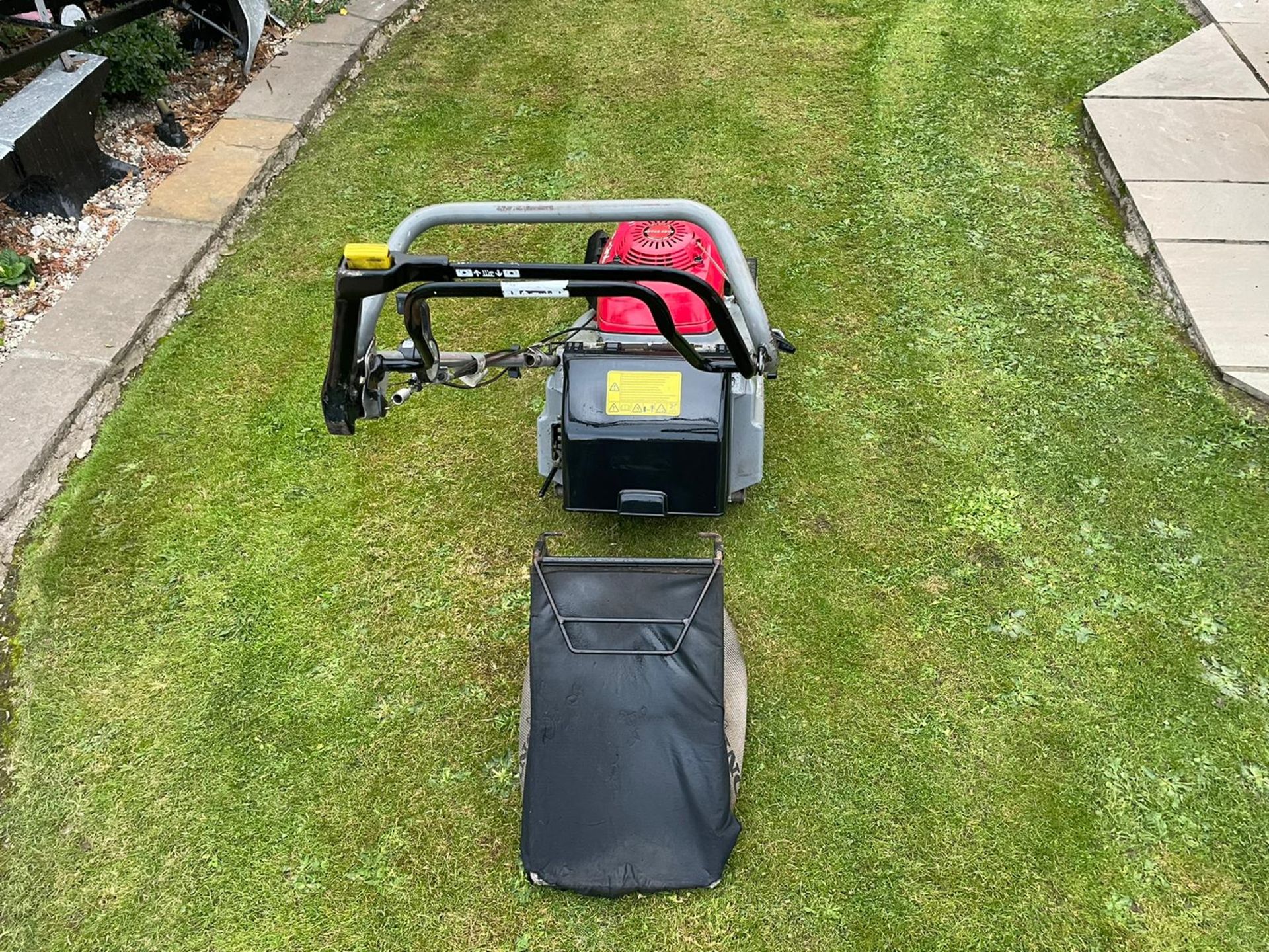 HONDA HRB425C QXE LAWN MOWER WITH REAR ROLLER AND GRASS BOX, RUNS AND CUTS, HONDA 4 STROKE ENGINE - Image 4 of 10