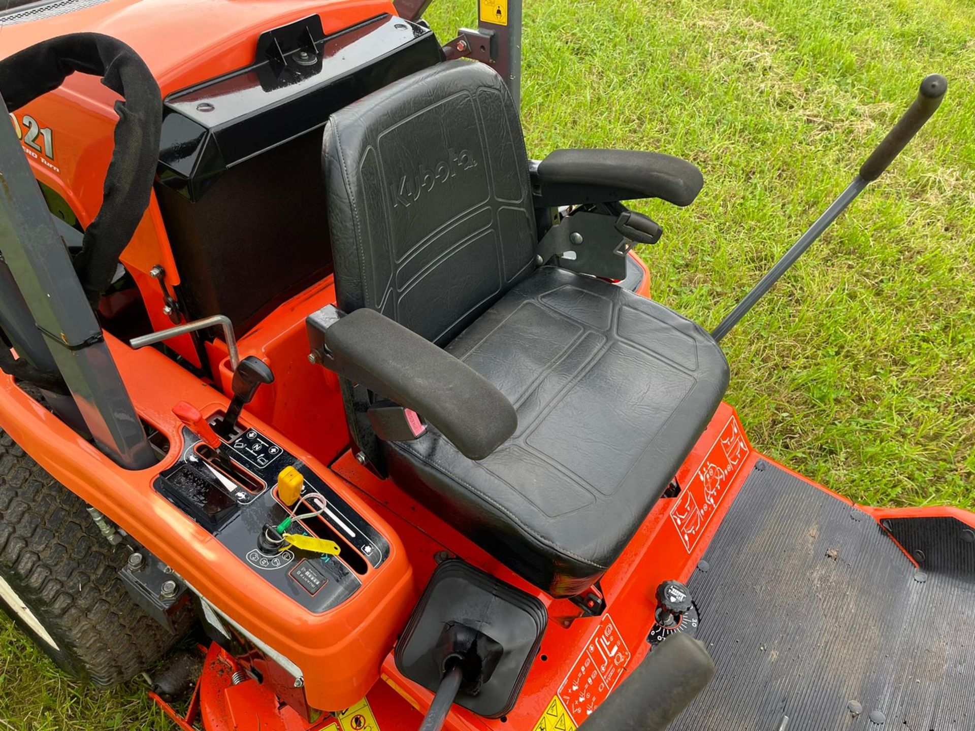 2015 KUBOTA GZD21 HIGH TIP ZERO TURN MOWER, RUNS, DRIVES CUTS AND COLLECTS WELL *PLUS VAT* - Image 11 of 13