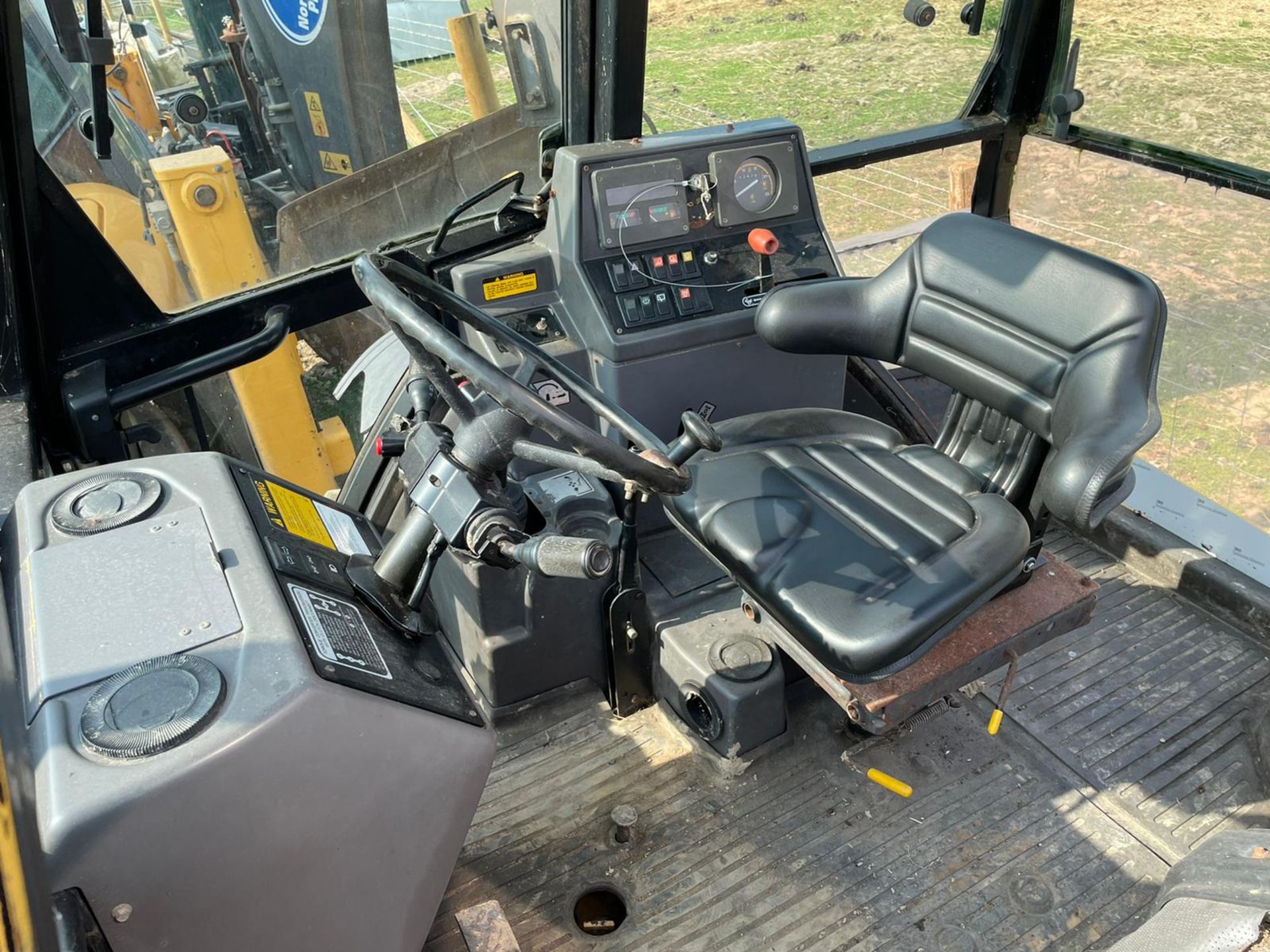 FORD 655D WHEEL DIGGER, RUNS DRIVES AND LIFTS, ROAD REGISTERED, FULLY GLASS CAB *PLUS VAT* - Image 13 of 14