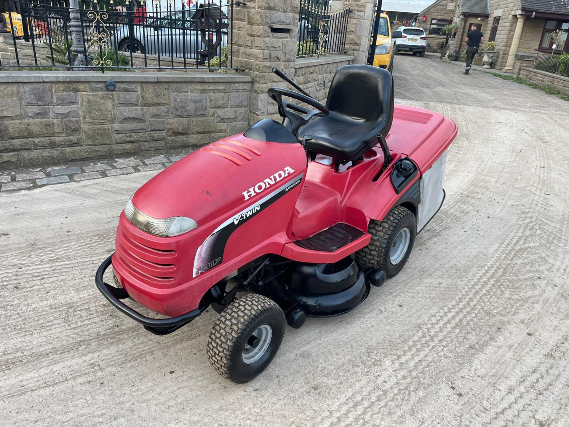 Honda 2417 V Twin Ride On Mower Runs Drives And Cuts *NO VAT* - Image 7 of 7