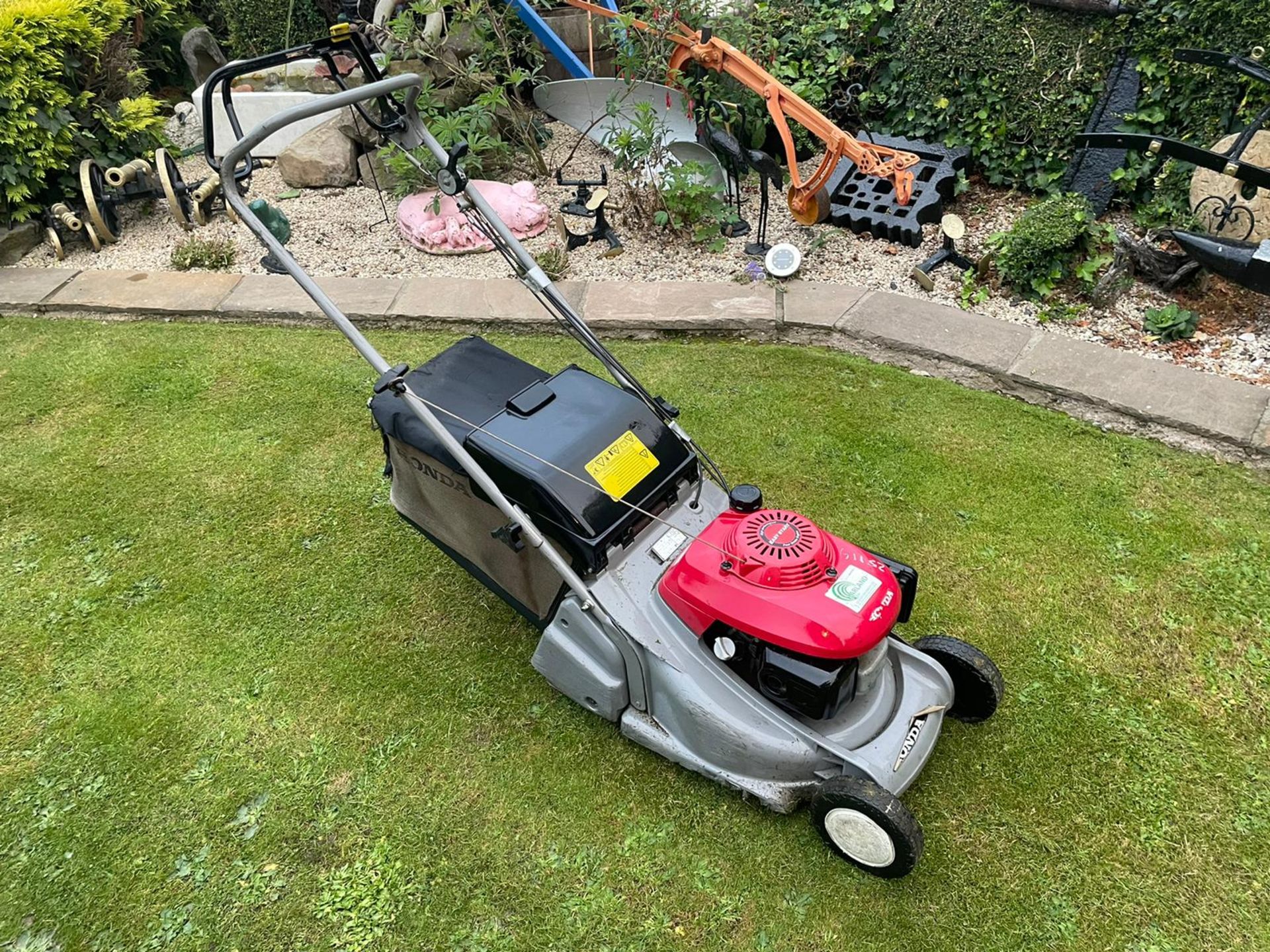 HONDA HRB425C QXE LAWN MOWER WITH REAR ROLLER AND GRASS BOX, RUNS AND CUTS, HONDA 4 STROKE ENGINE - Image 7 of 10