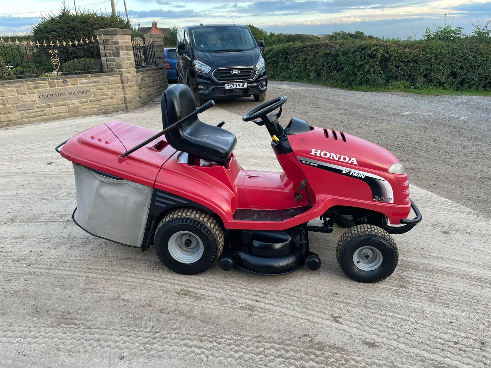 Honda 2417 V Twin Ride On Mower Runs Drives And Cuts *NO VAT* - Image 6 of 7