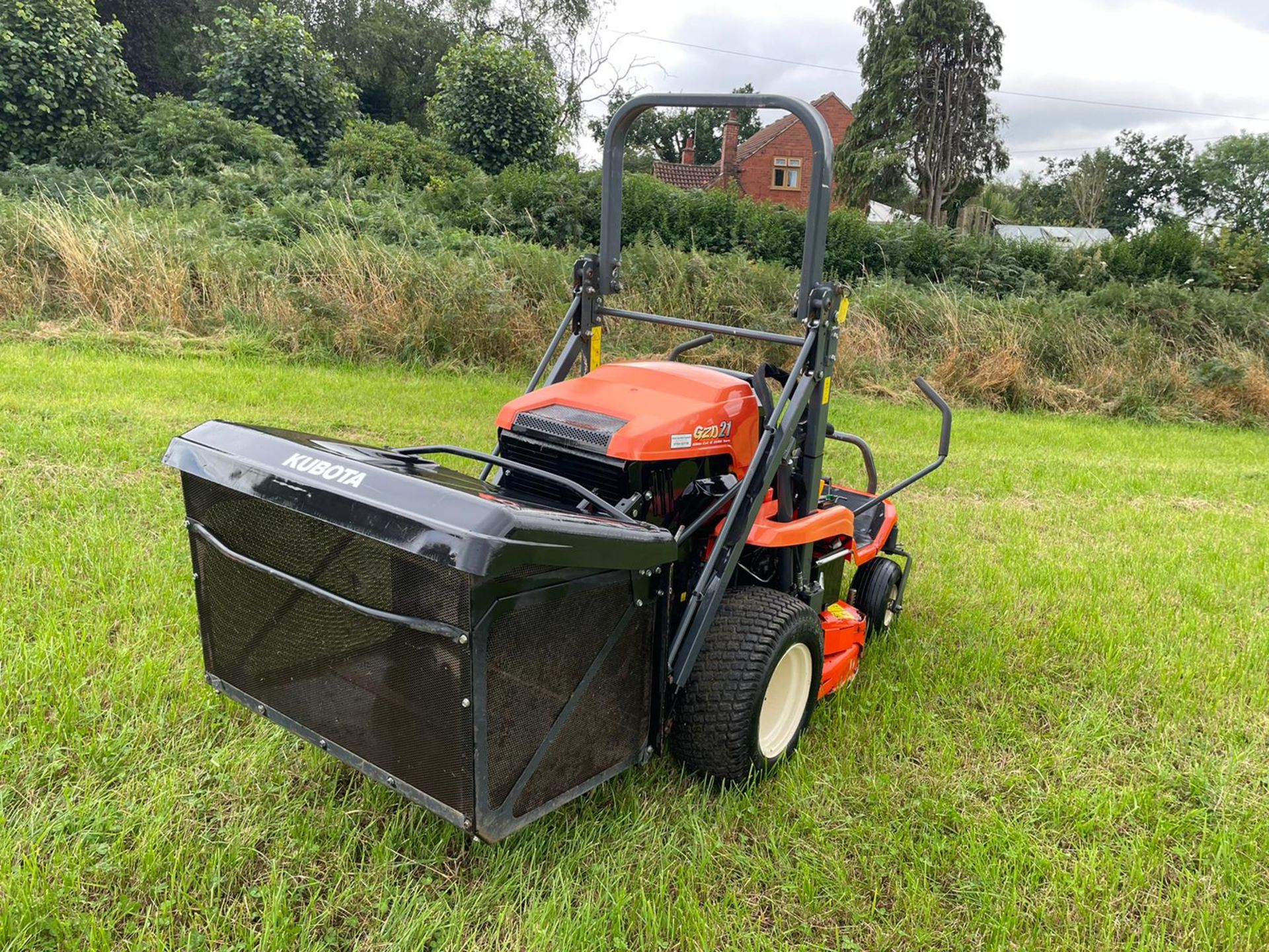 2015 KUBOTA GZD21 HIGH TIP ZERO TURN MOWER, RUNS, DRIVES CUTS AND COLLECTS WELL *PLUS VAT* - Image 9 of 13