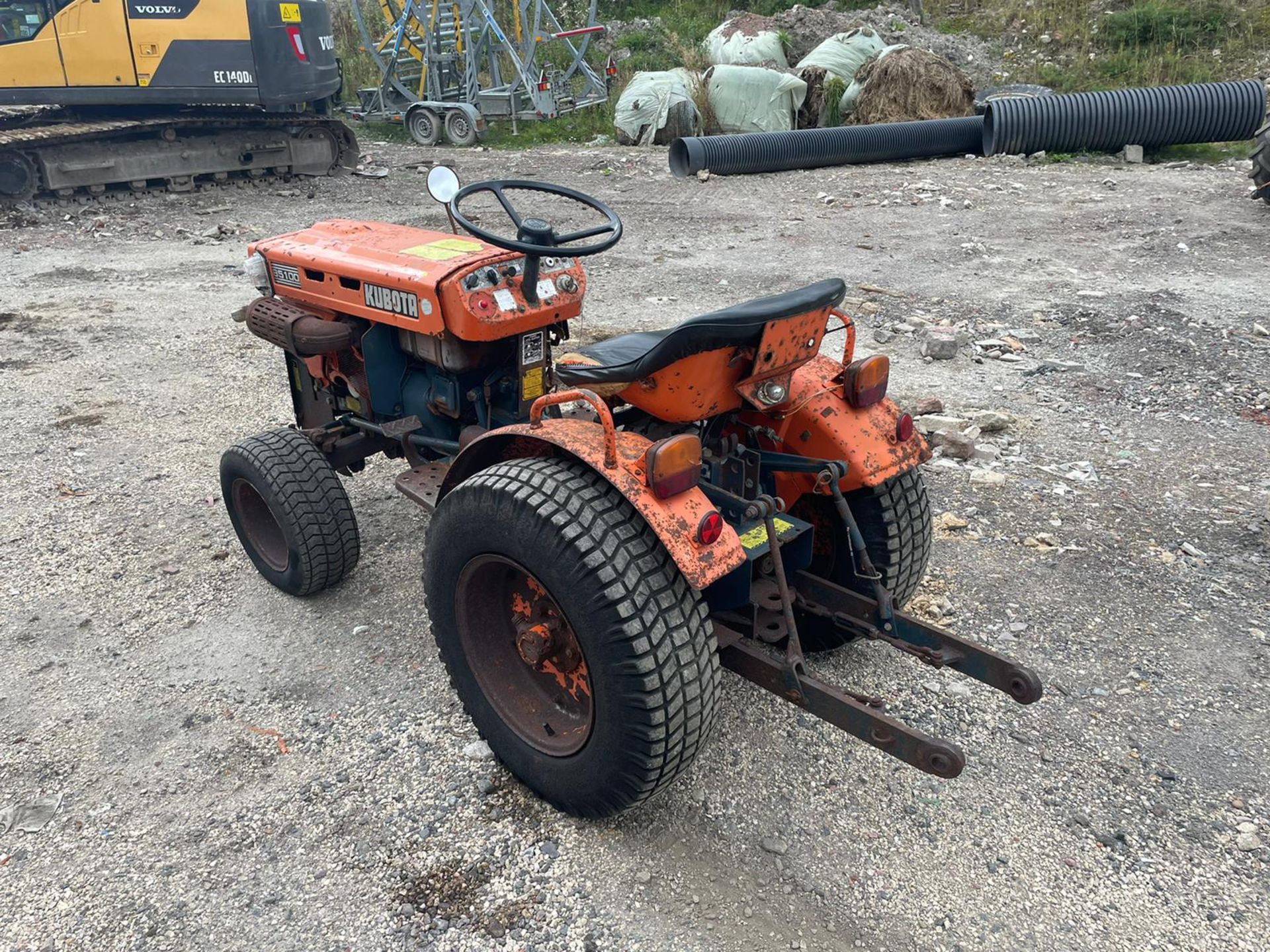 KUBOTA B5100 COMPACT TRACTOR WITH UNDERSLUNG MOWER, RUNS, DRIVES AND WORKS *PLUS VAT* - Image 4 of 12