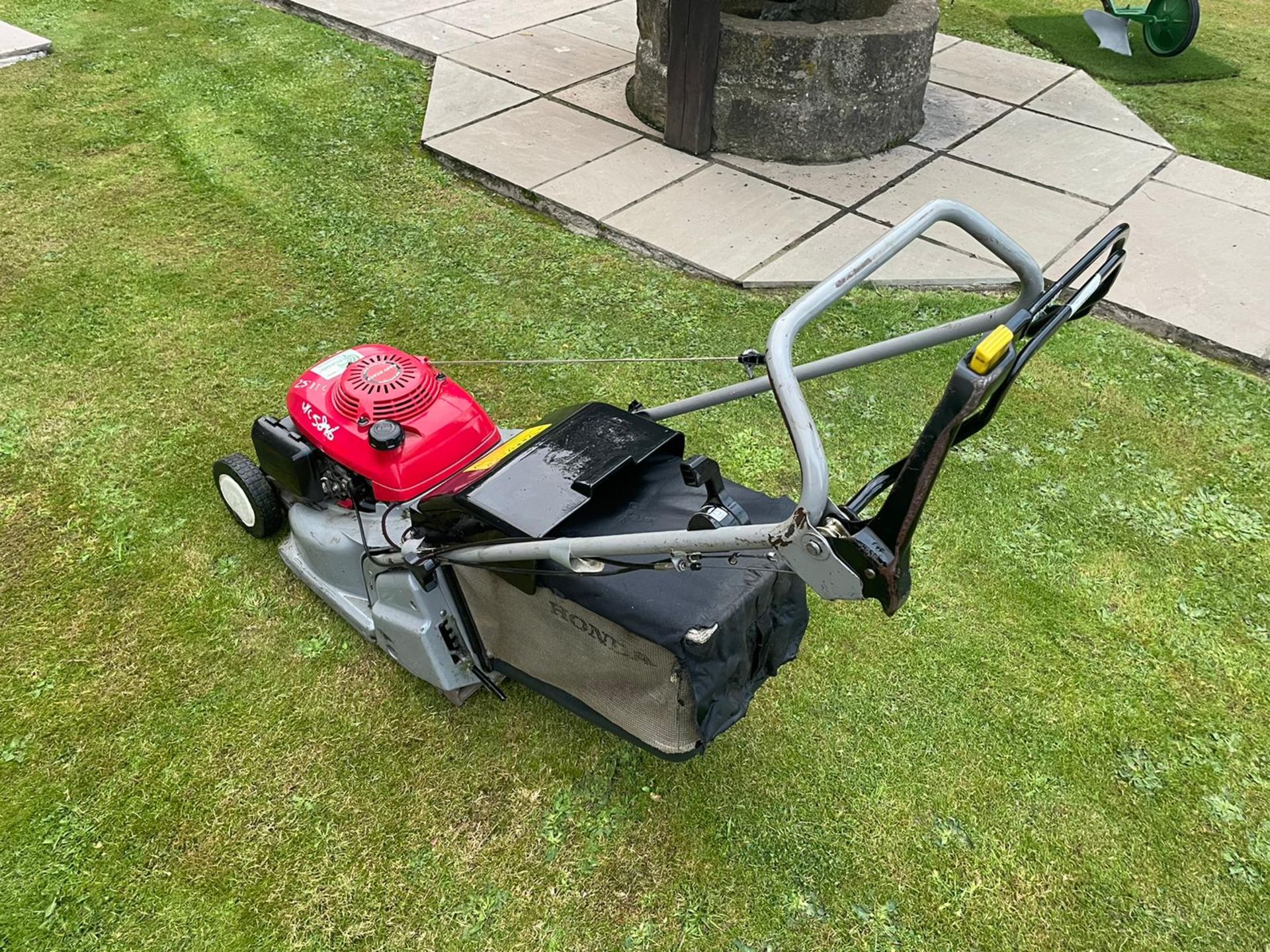 HONDA HRB425C QXE LAWN MOWER WITH REAR ROLLER AND GRASS BOX, RUNS AND CUTS, HONDA 4 STROKE ENGINE - Image 2 of 10