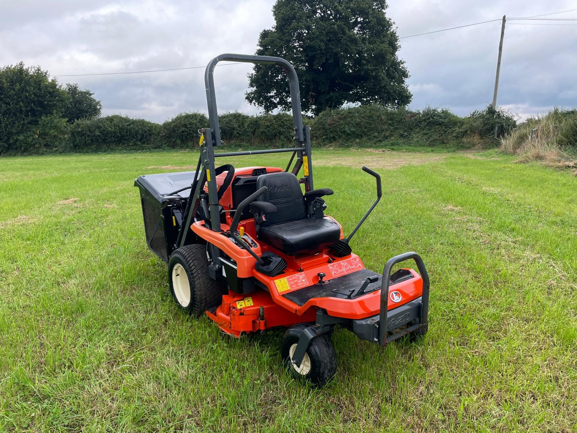 2015 KUBOTA GZD21 HIGH TIP ZERO TURN MOWER, RUNS, DRIVES CUTS AND COLLECTS WELL *PLUS VAT* - Image 3 of 13