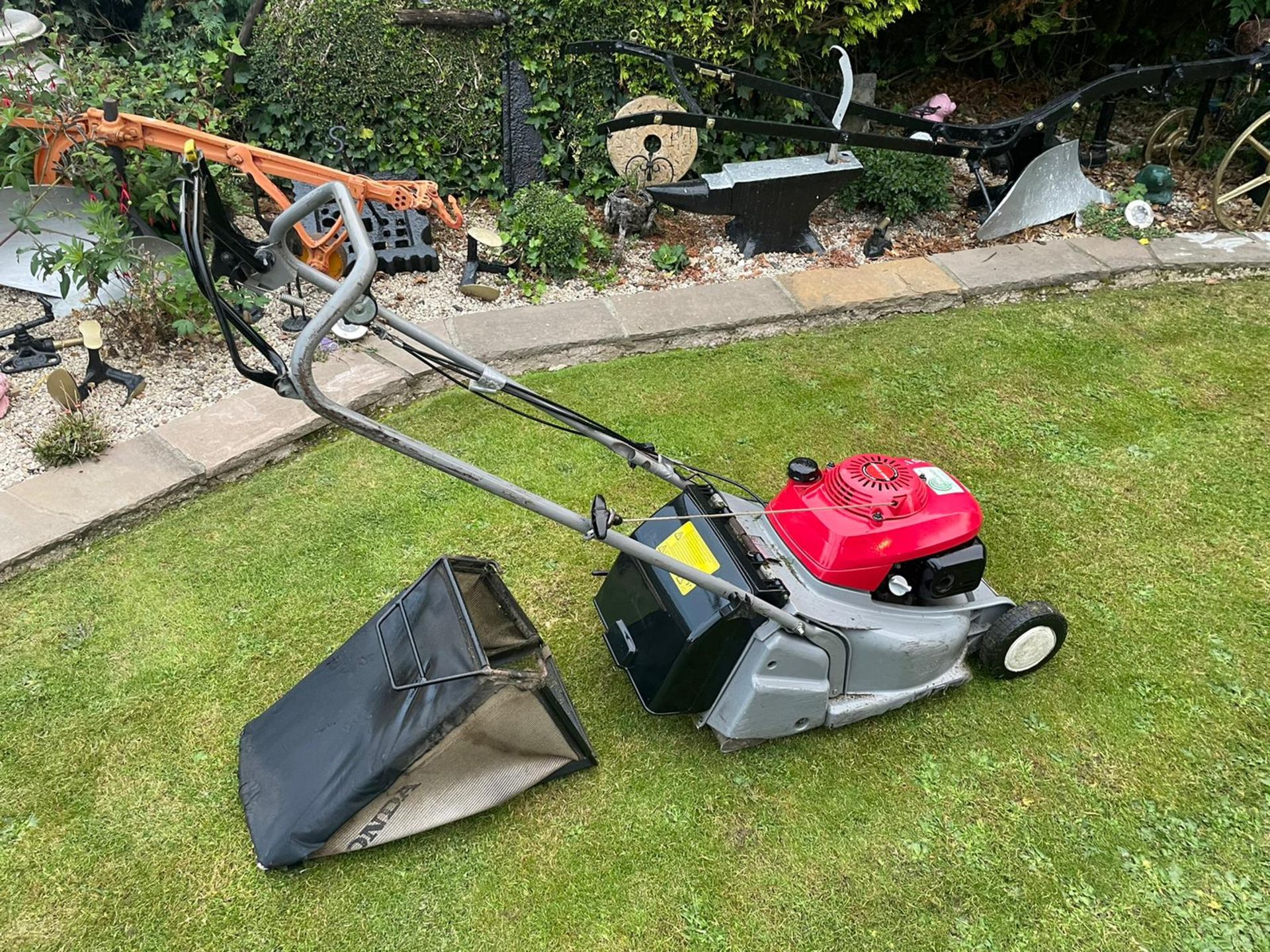 HONDA HRB425C QXE LAWN MOWER WITH REAR ROLLER AND GRASS BOX, RUNS AND CUTS, HONDA 4 STROKE ENGINE - Image 8 of 10