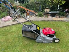 HONDA HRB425C QXE LAWN MOWER WITH REAR ROLLER AND GRASS BOX, RUNS AND CUTS, HONDA 4 STROKE ENGINE