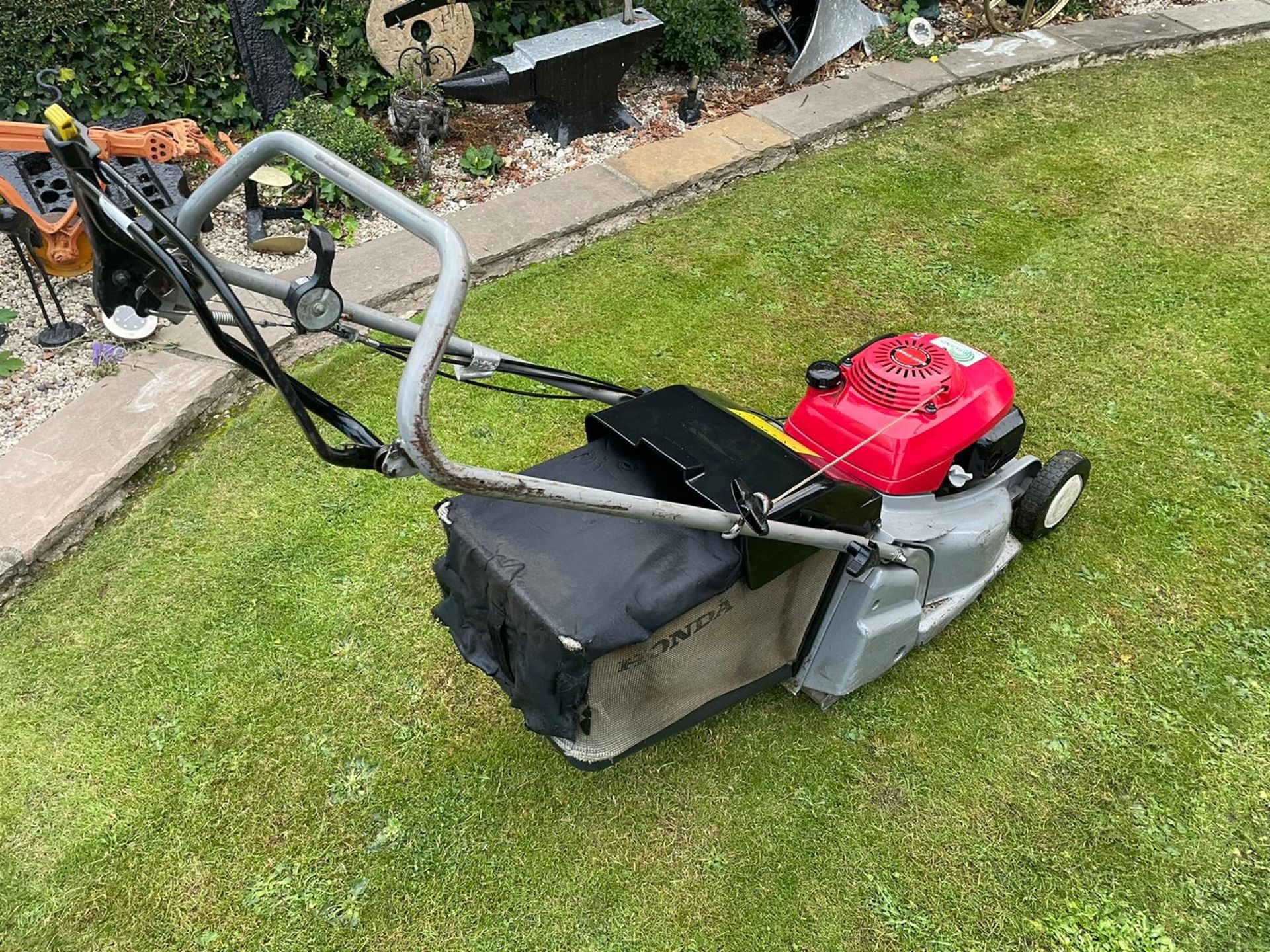 HONDA HRB425C QXE LAWN MOWER WITH REAR ROLLER AND GRASS BOX, RUNS AND CUTS, HONDA 4 STROKE ENGINE - Image 6 of 10