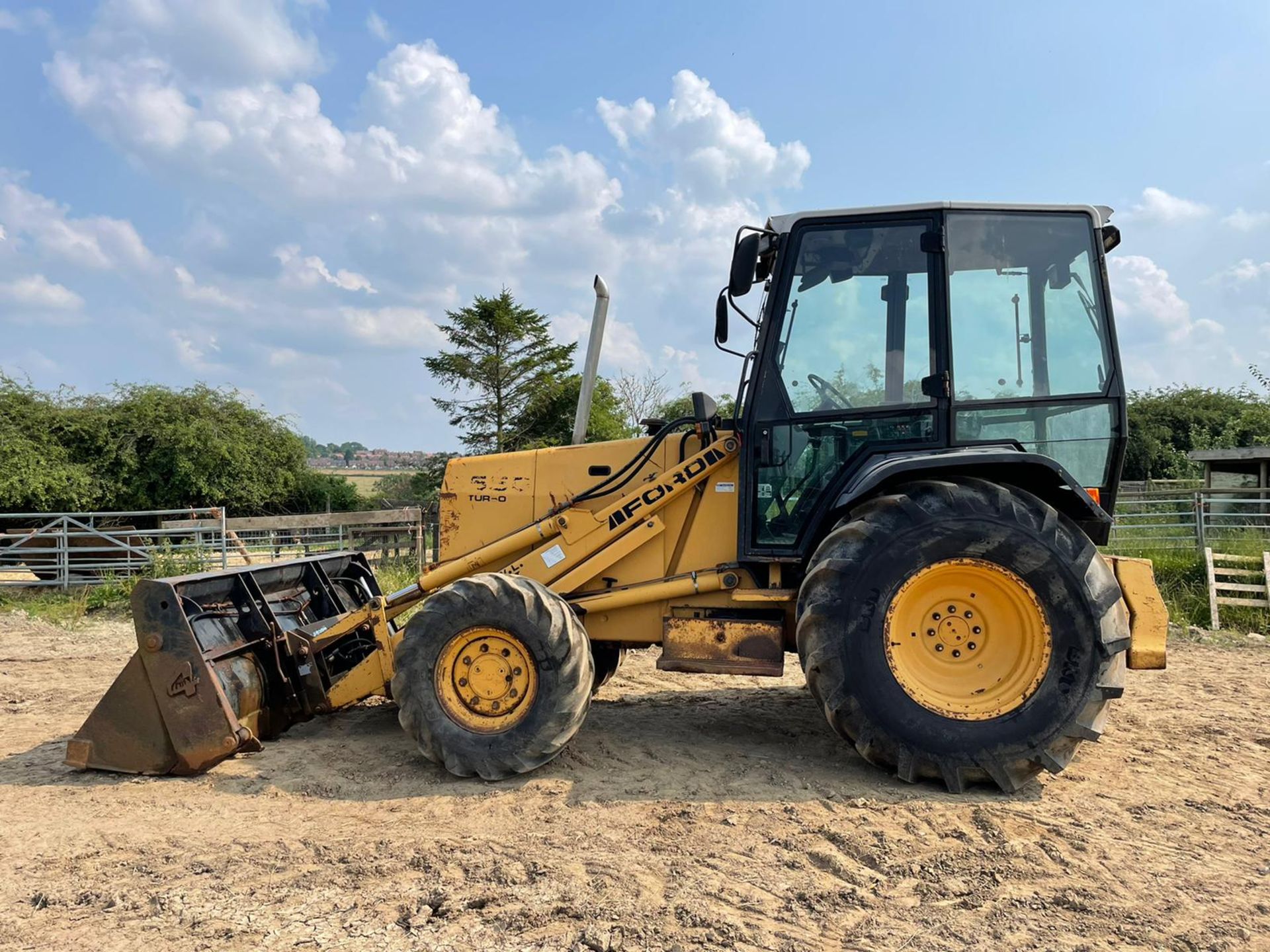 FORD 655D WHEEL DIGGER, RUNS DRIVES AND LIFTS, ROAD REGISTERED, FULLY GLASS CAB *PLUS VAT* - Image 4 of 14