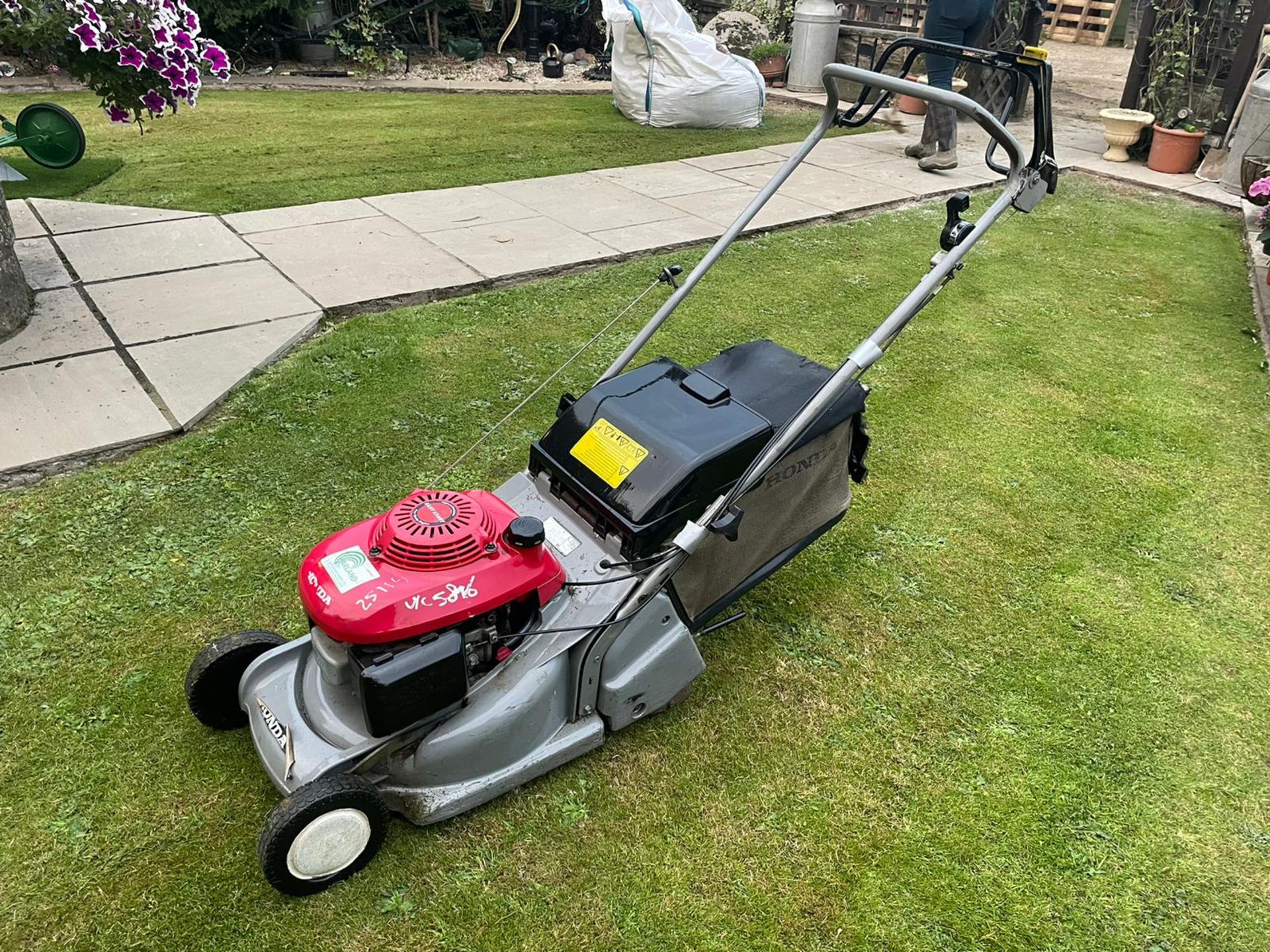 HONDA HRB425C QXE LAWN MOWER WITH REAR ROLLER AND GRASS BOX, RUNS AND CUTS, HONDA 4 STROKE ENGINE - Image 10 of 10