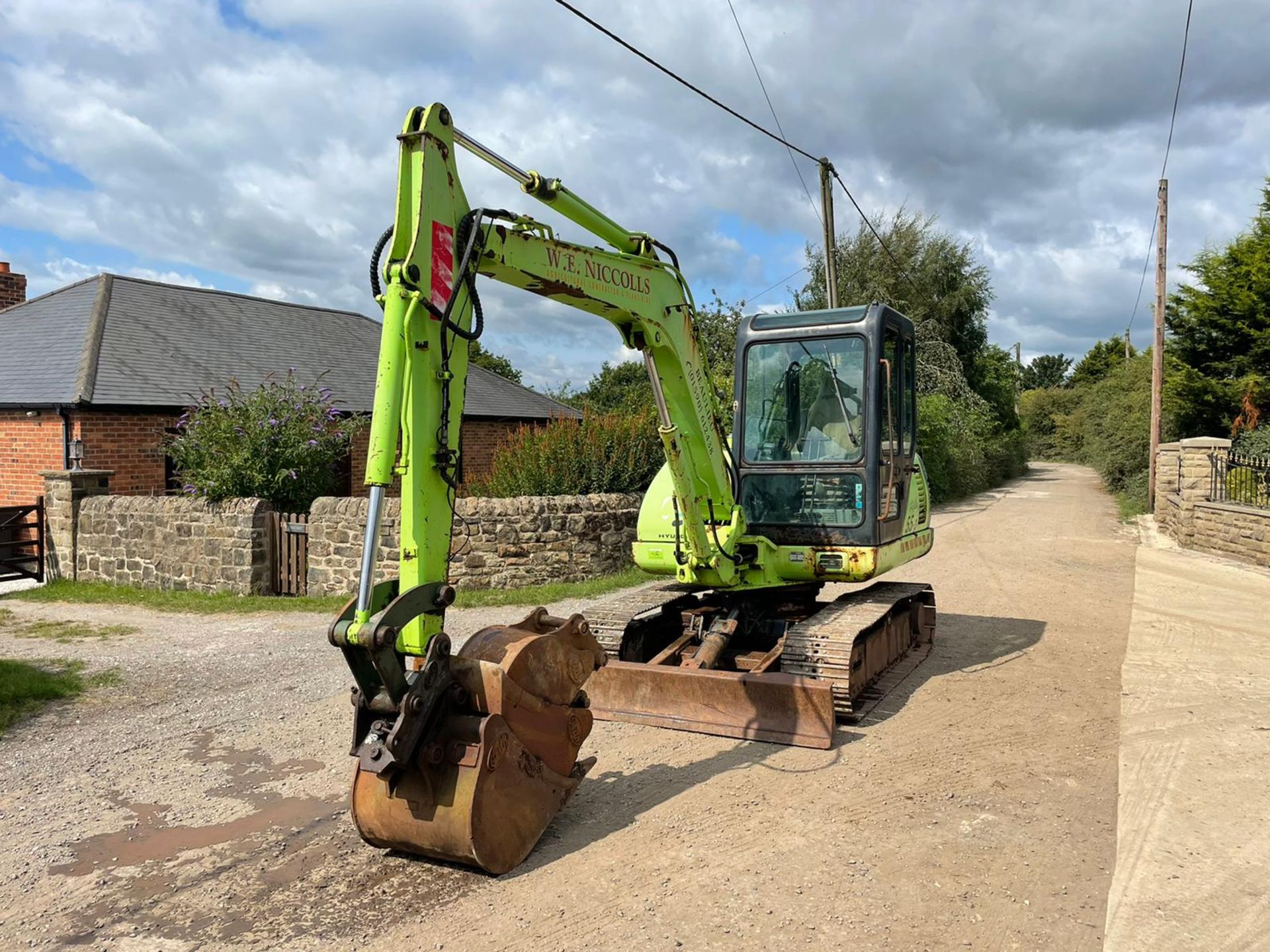 HYUNDAI ROBEX R55-3 5.5 TON EXCAVATOR, RUNS, DRIVES AND DIGS, SHOWING A LOW 4384 HOURS *PLUS VAT* - Image 4 of 24