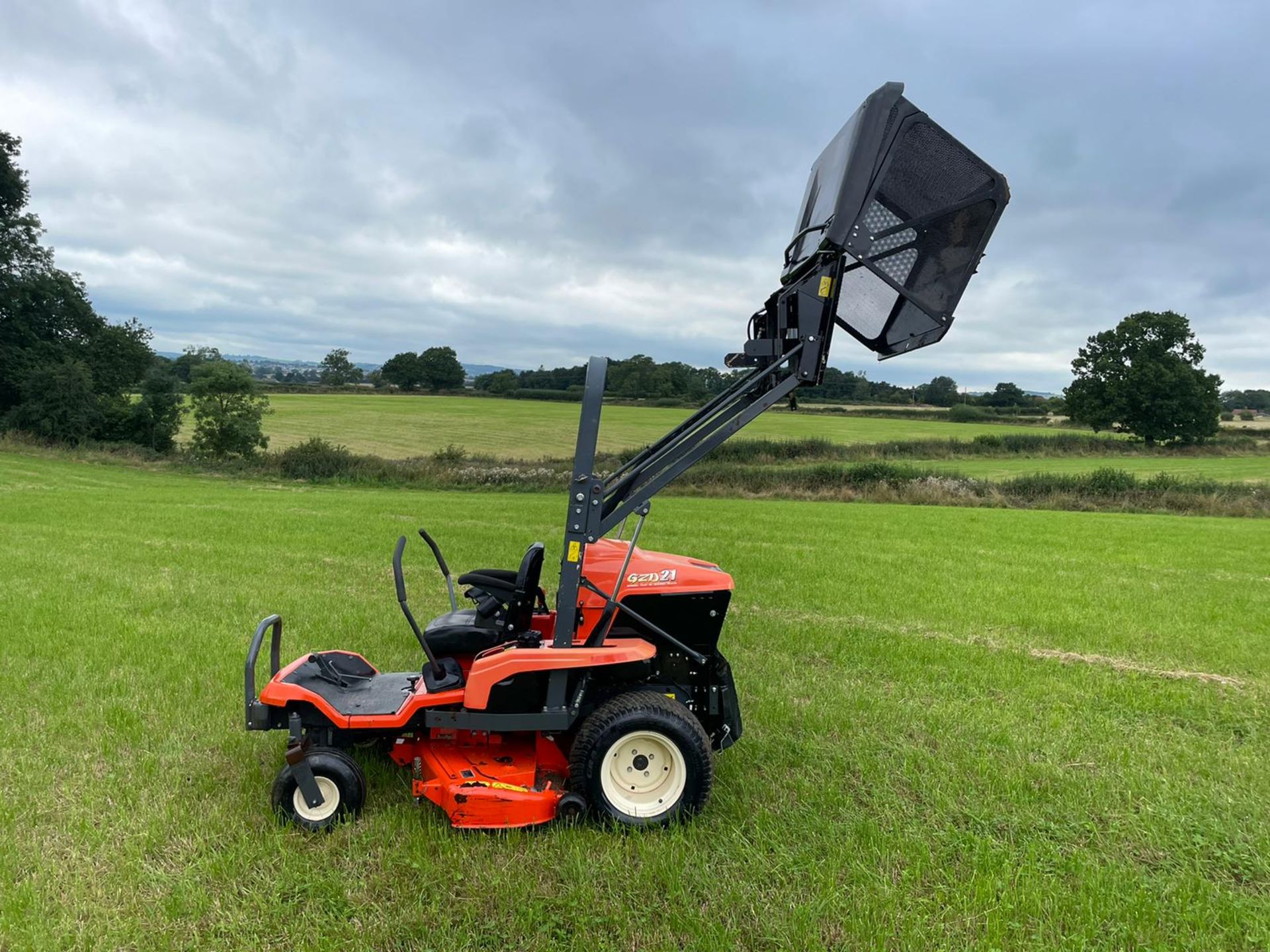 2015 KUBOTA GZD21 HIGH TIP ZERO TURN MOWER, RUNS, DRIVES CUTS AND COLLECTS WELL *PLUS VAT* - Image 6 of 13