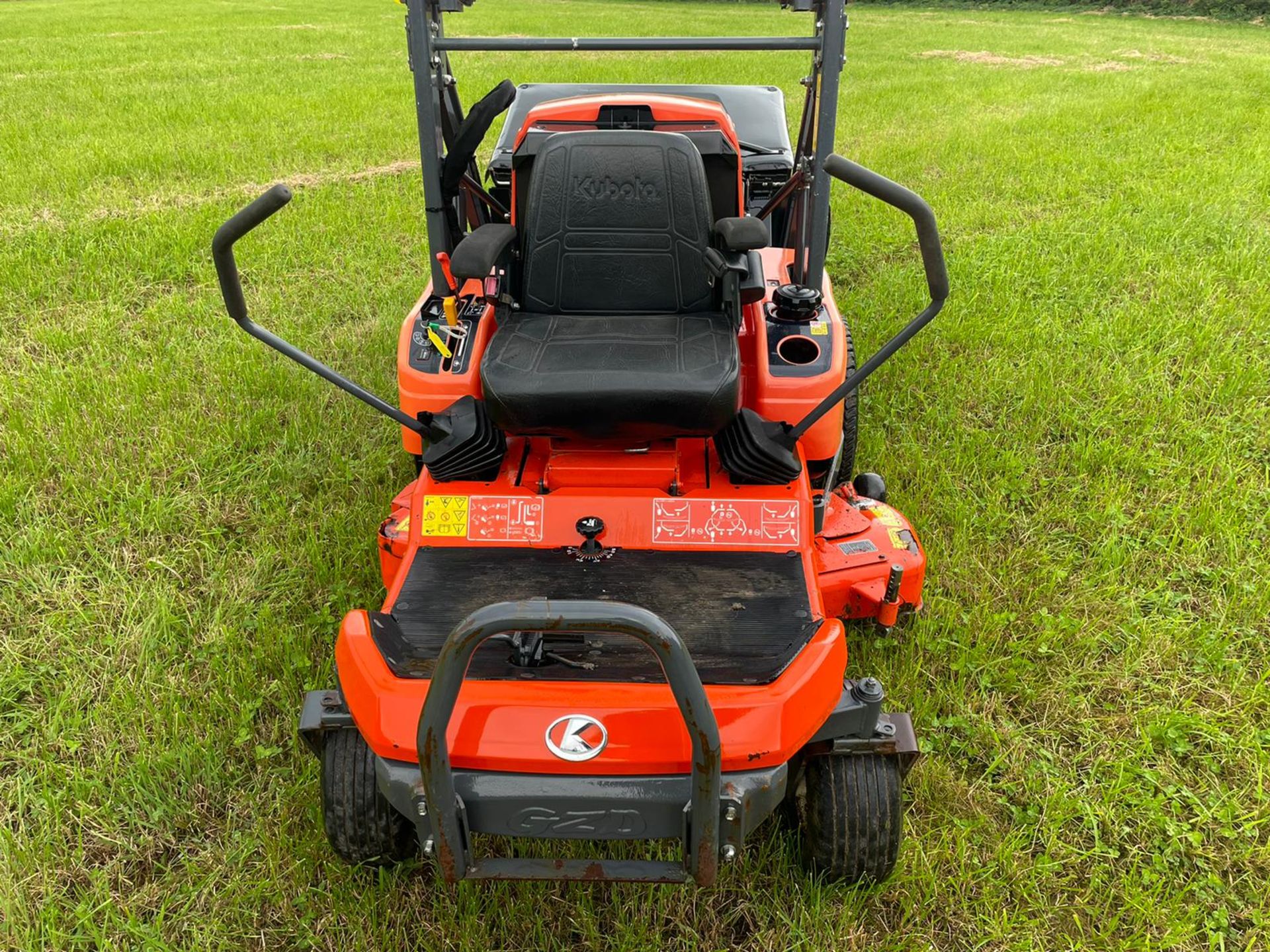 2015 KUBOTA GZD21 HIGH TIP ZERO TURN MOWER, RUNS, DRIVES CUTS AND COLLECTS WELL *PLUS VAT* - Image 2 of 13