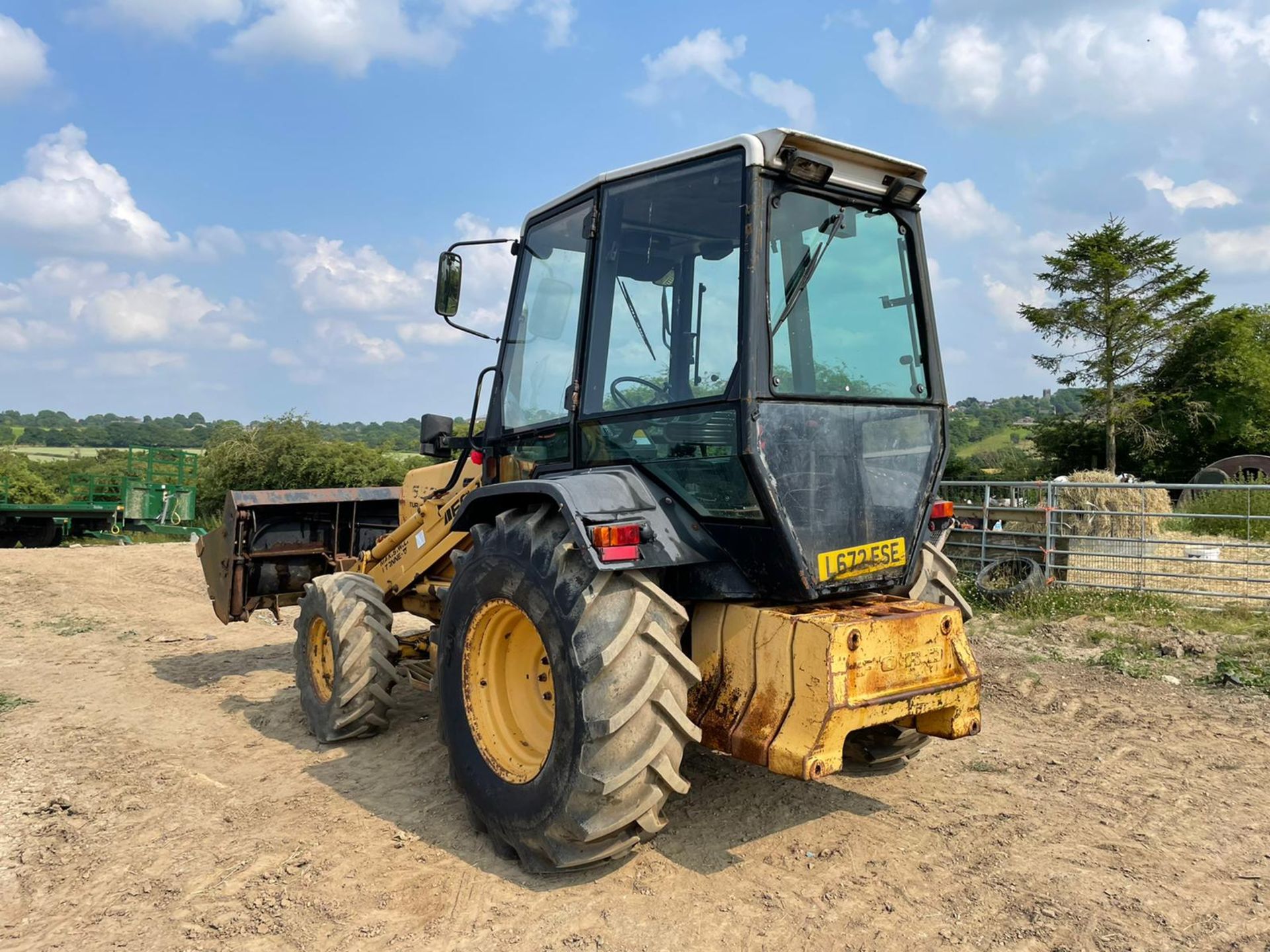 FORD 655D WHEEL DIGGER, RUNS DRIVES AND LIFTS, ROAD REGISTERED, FULLY GLASS CAB *PLUS VAT* - Image 6 of 14