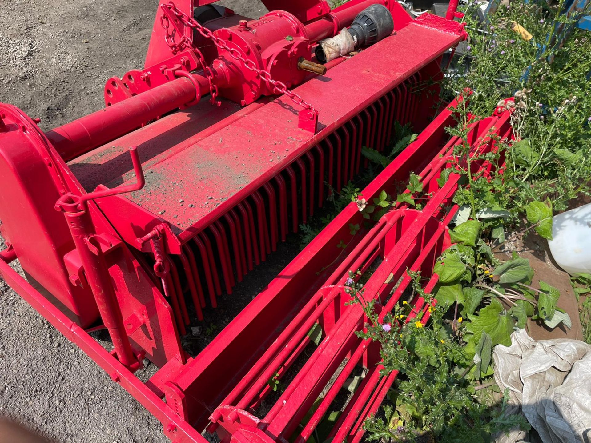 RED STONE BURRIER, SUITABLE FOR 3 POINT LINKAGE, PTO DRIVEN, PTO IS INCLUDED, IN WORKING ORDER - Image 3 of 4