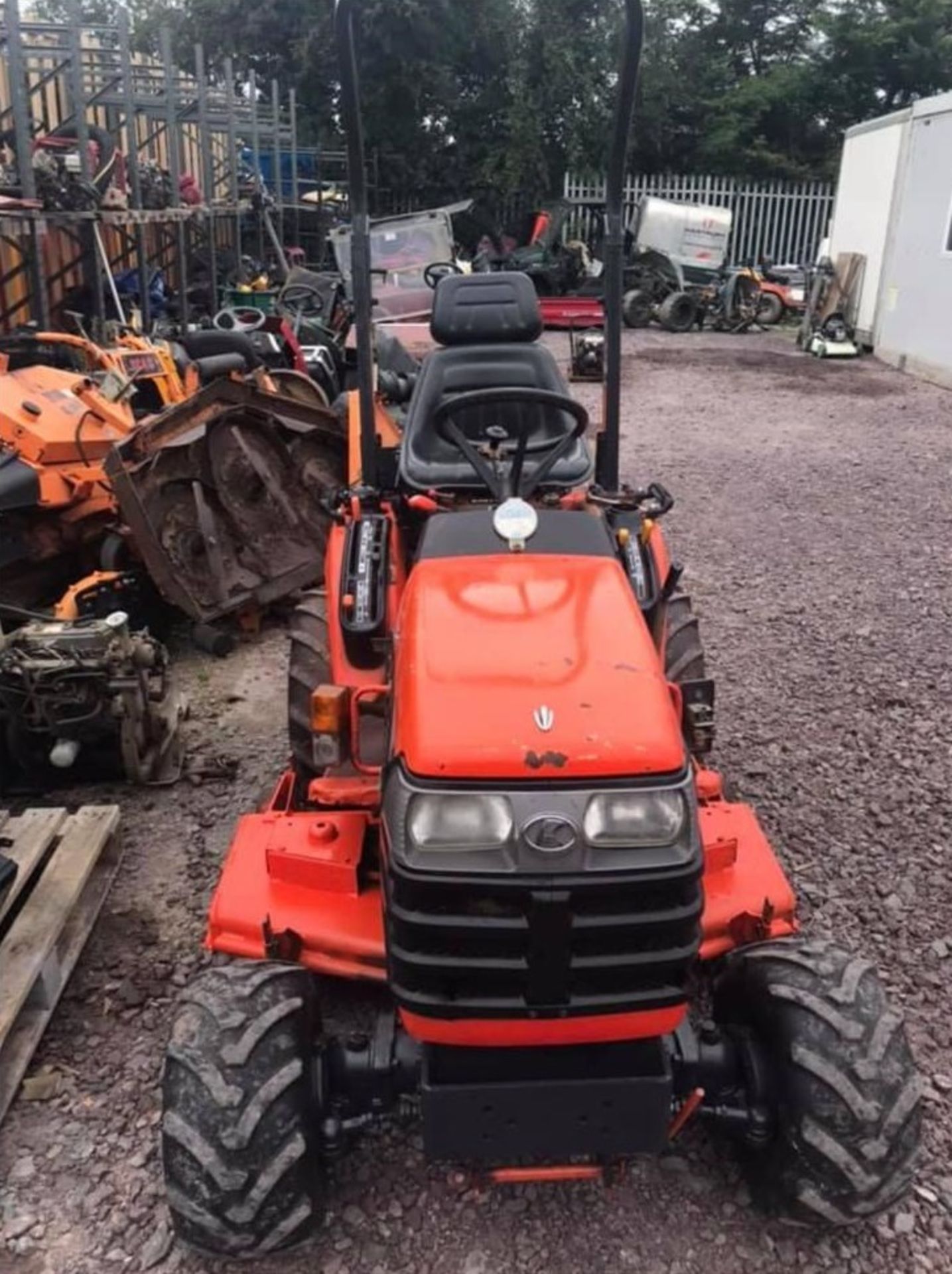 2005 Kubota BX2200 Compact Tractor With Underslung Deck Runs Drives And Cuts *NO VAT* - Image 2 of 4