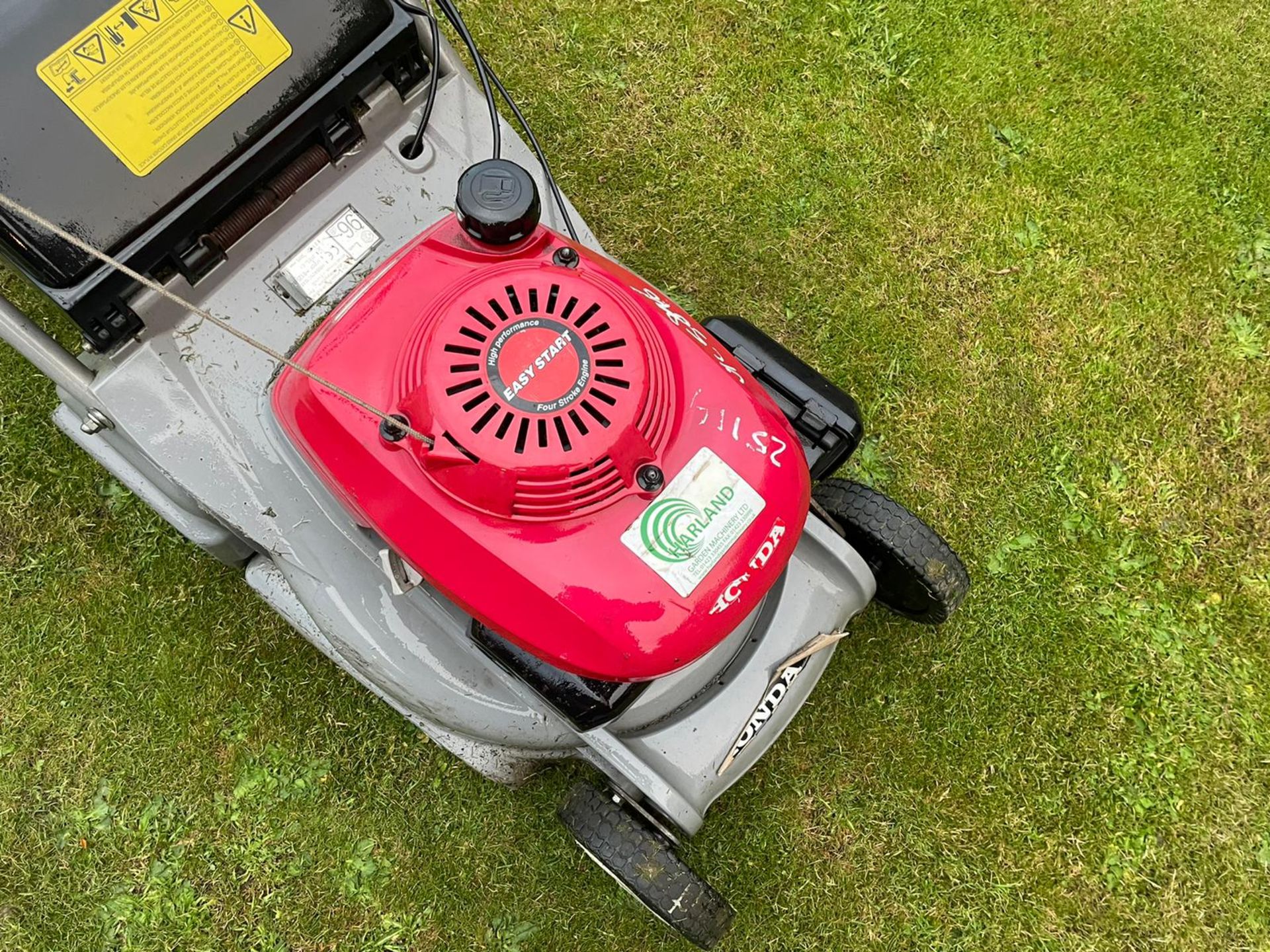 HONDA HRB425C QXE LAWN MOWER WITH REAR ROLLER AND GRASS BOX, RUNS AND CUTS, HONDA 4 STROKE ENGINE - Image 3 of 10