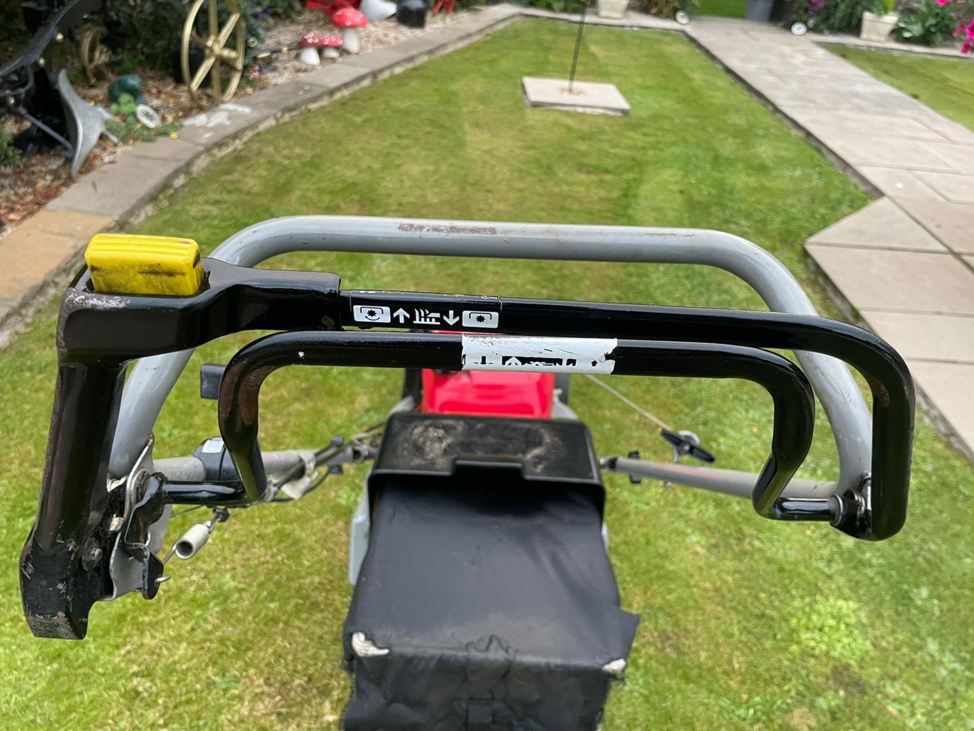 HONDA HRB425C QXE LAWN MOWER WITH REAR ROLLER AND GRASS BOX, RUNS AND CUTS, HONDA 4 STROKE ENGINE - Image 5 of 10