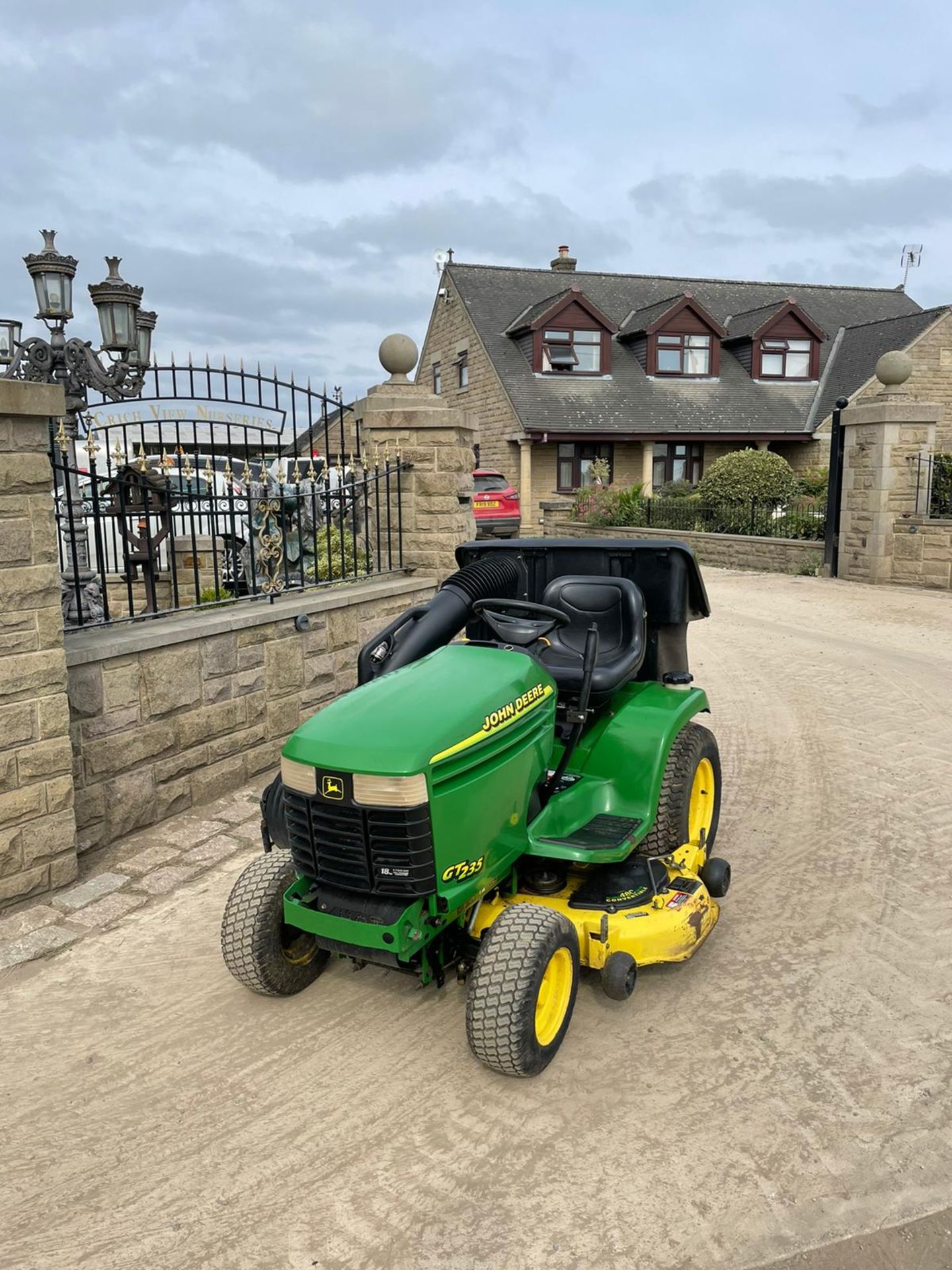 JOHN DEERE GT235 RIDE ON LAWN MOWER WITH COLLECTOR, 48 INCH CUTTING DECK *NO VAT* - Image 2 of 7