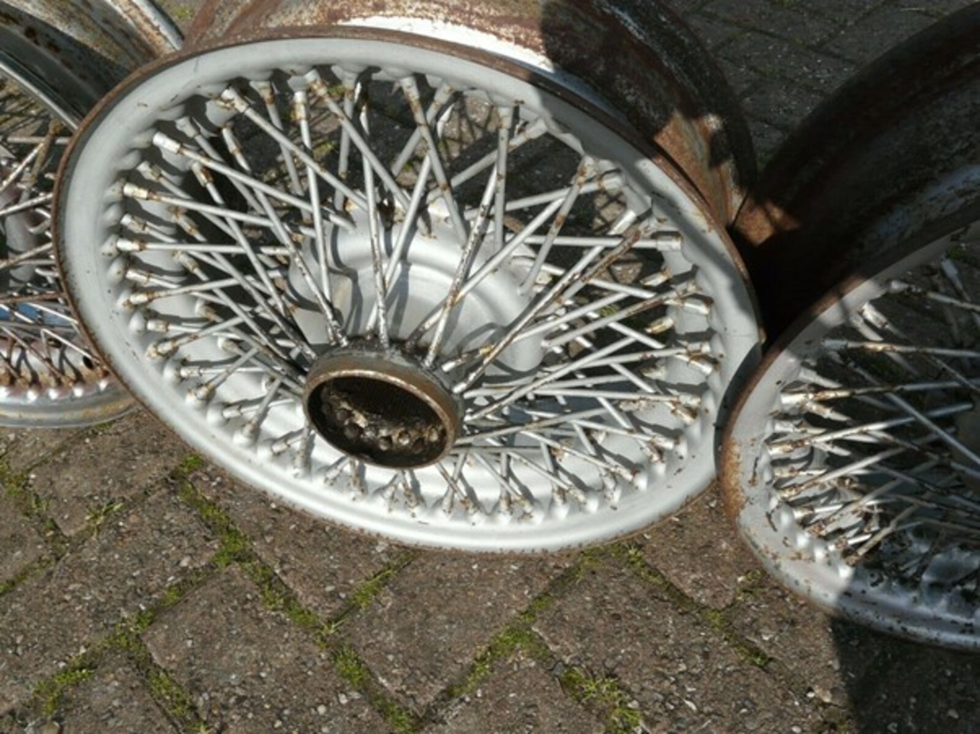 JAGUAR E TYPE WIRE RIMS, 3 CHROME 2 PAINTED, SPLINE FITTING 15inch XA455C, DRC5K *PLUS VAT* - Image 5 of 12