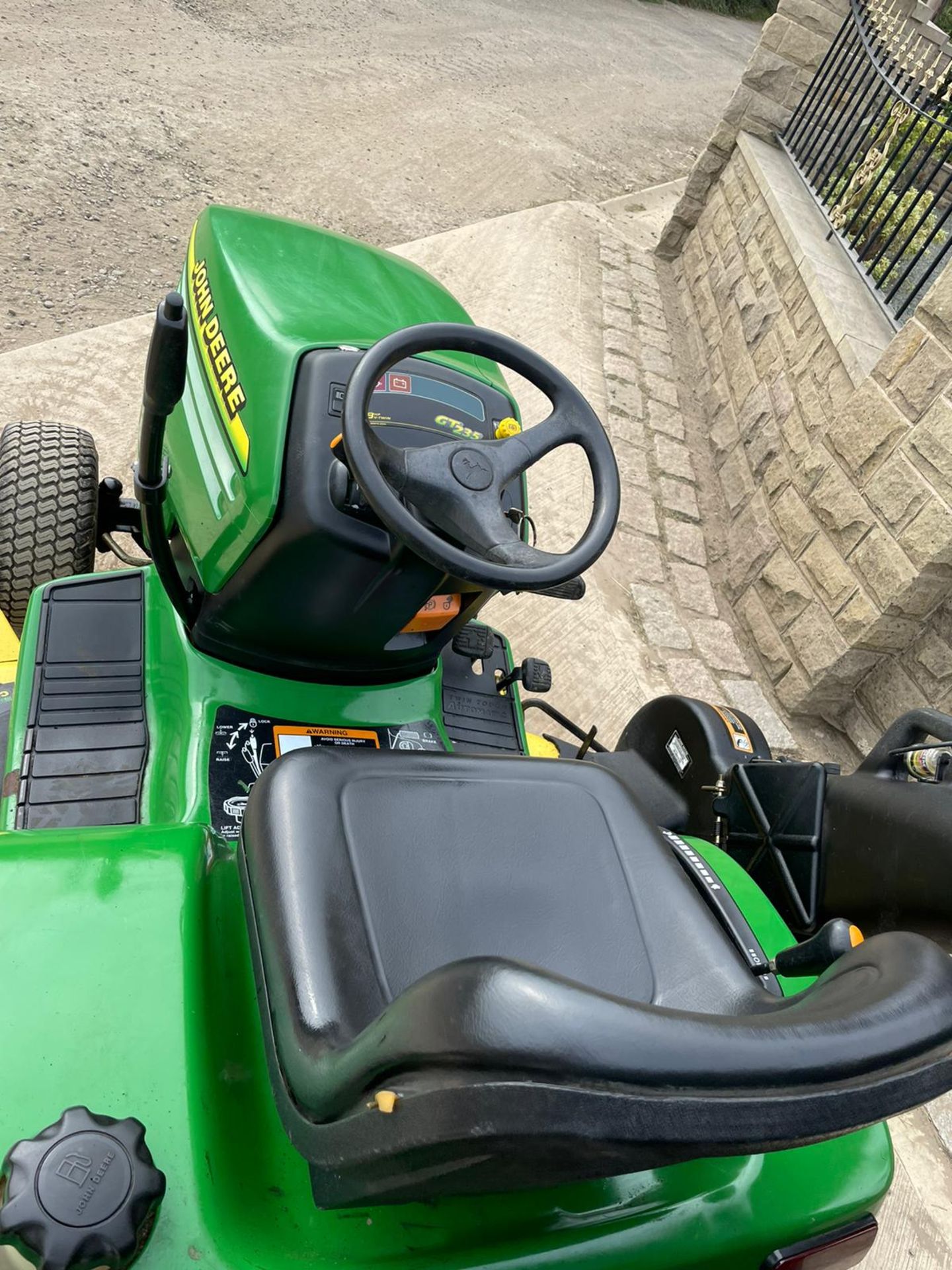 JOHN DEERE GT235 RIDE ON LAWN MOWER WITH COLLECTOR, 48 INCH CUTTING DECK *NO VAT* - Image 6 of 7