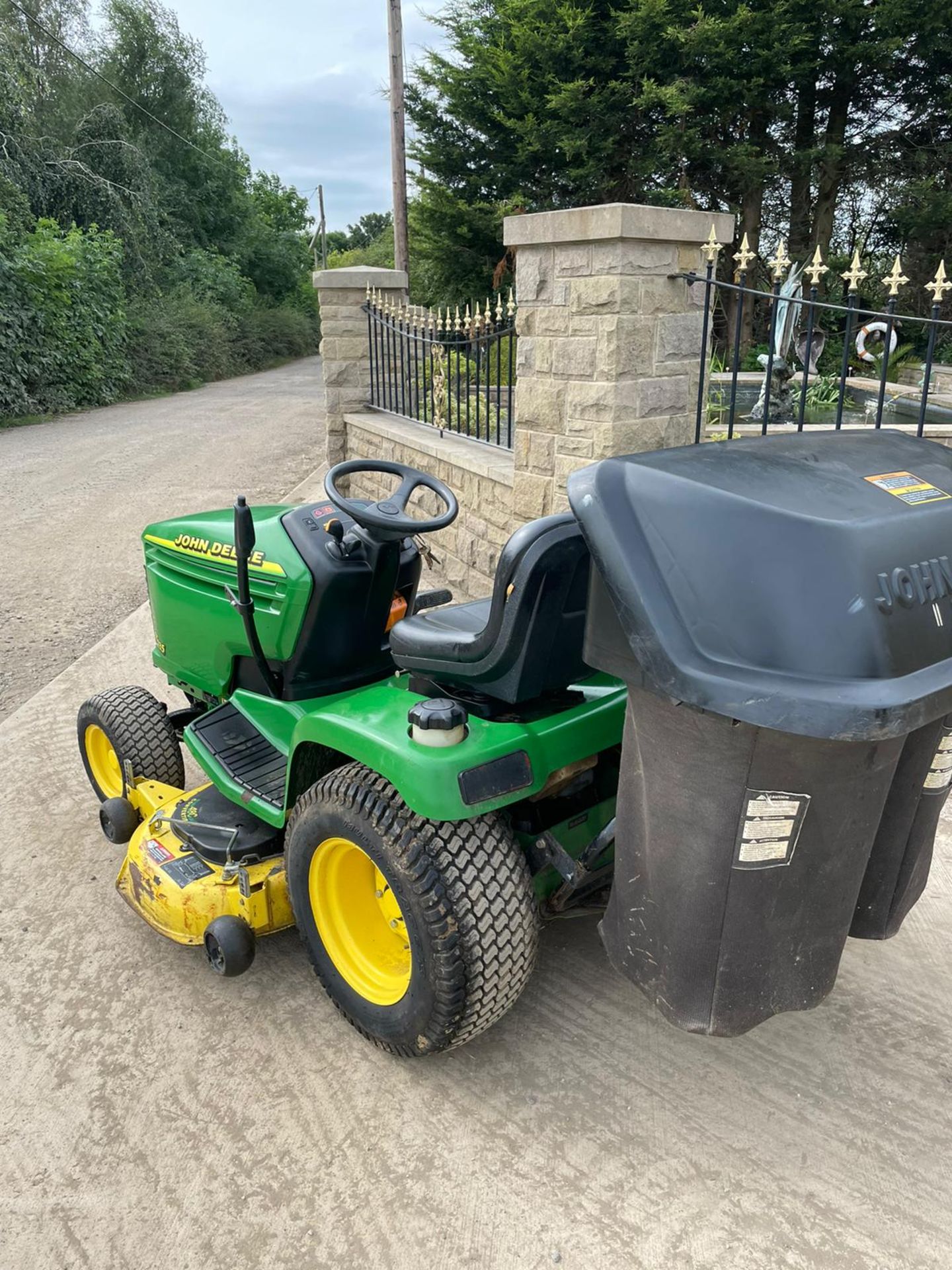 JOHN DEERE GT235 RIDE ON LAWN MOWER WITH COLLECTOR, 48 INCH CUTTING DECK *NO VAT* - Image 4 of 7