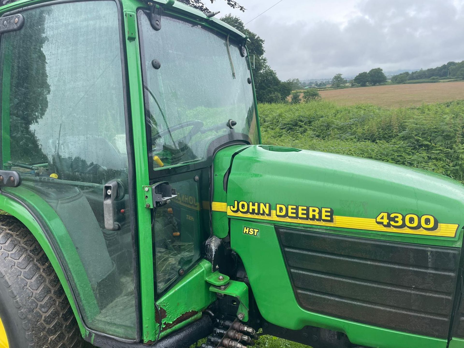 JOHN DEERE 4300 HST TRACTOR, RUNS AND DRIVES, CABBED, 32hp, ROAD KIT, HYDROSTATIC *PLUS VAT* - Image 12 of 13