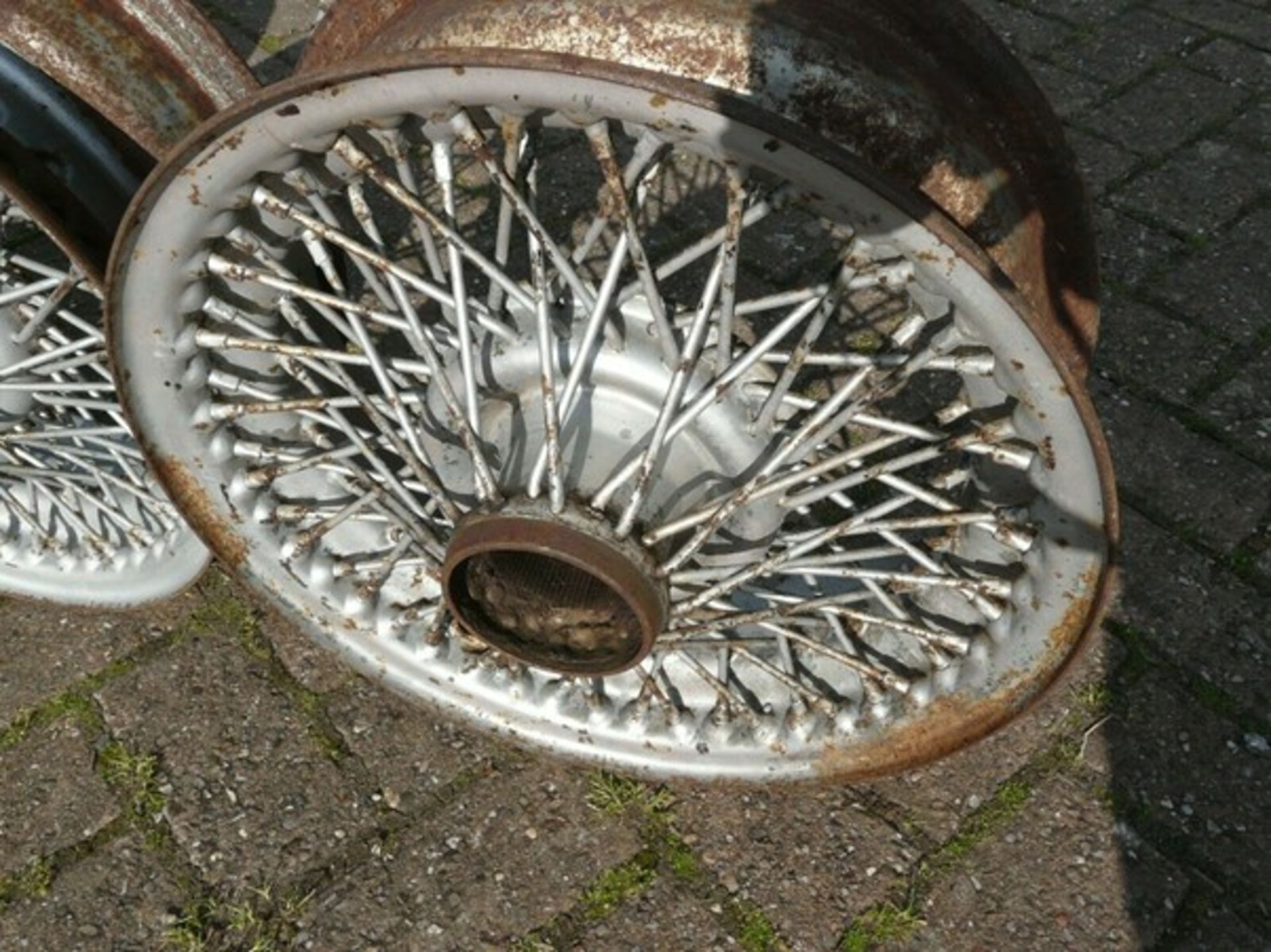 JAGUAR E TYPE WIRE RIMS, 3 CHROME 2 PAINTED, SPLINE FITTING 15inch XA455C, DRC5K *PLUS VAT* - Image 3 of 12