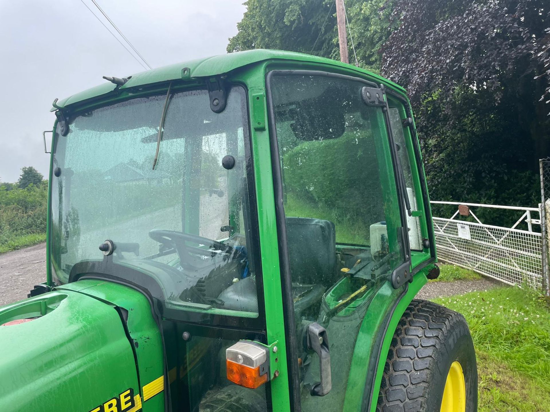 JOHN DEERE 4300 HST TRACTOR, RUNS AND DRIVES, CABBED, 32hp, ROAD KIT, HYDROSTATIC *PLUS VAT* - Image 6 of 13