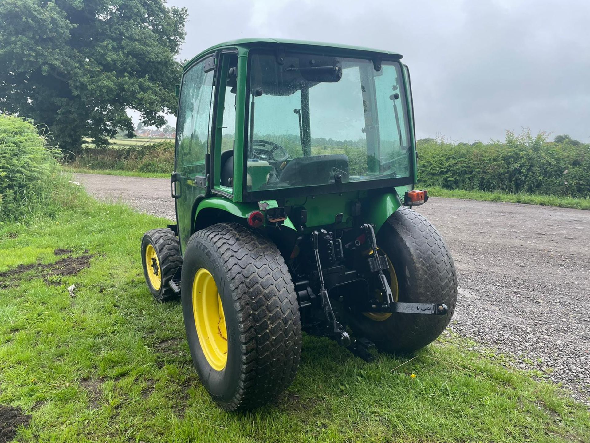 JOHN DEERE 4300 HST TRACTOR, RUNS AND DRIVES, CABBED, 32hp, ROAD KIT, HYDROSTATIC *PLUS VAT* - Image 4 of 13