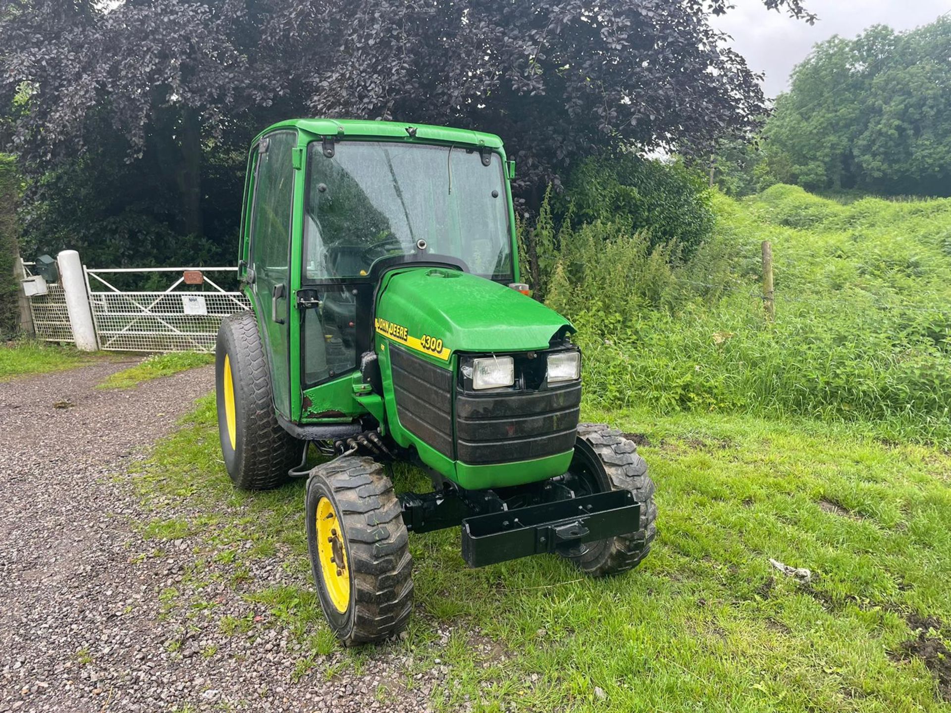 JOHN DEERE 4300 HST TRACTOR, RUNS AND DRIVES, CABBED, 32hp, ROAD KIT, HYDROSTATIC *PLUS VAT* - Image 2 of 13