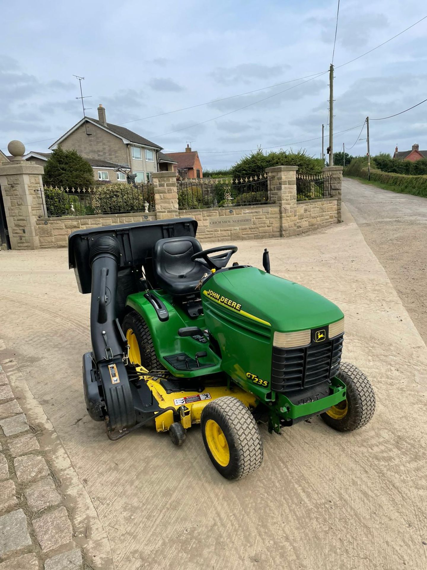 JOHN DEERE GT235 RIDE ON LAWN MOWER WITH COLLECTOR, 48 INCH CUTTING DECK *NO VAT* - Image 3 of 7