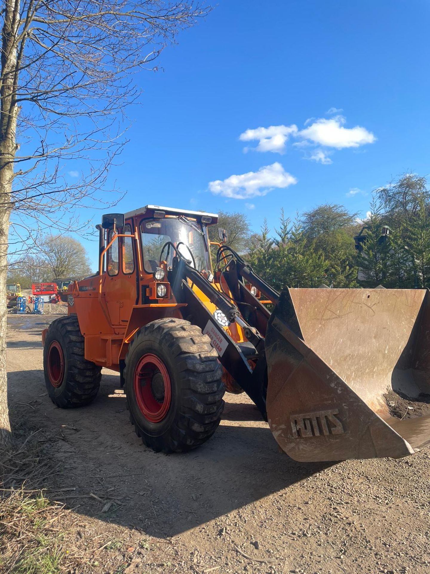 VOLVO BM4400 LOADING SHOVEL, RUNS DRIVES AND LIFTS, HYDRAULIC HITCH *PLUS VAT* - Image 8 of 13