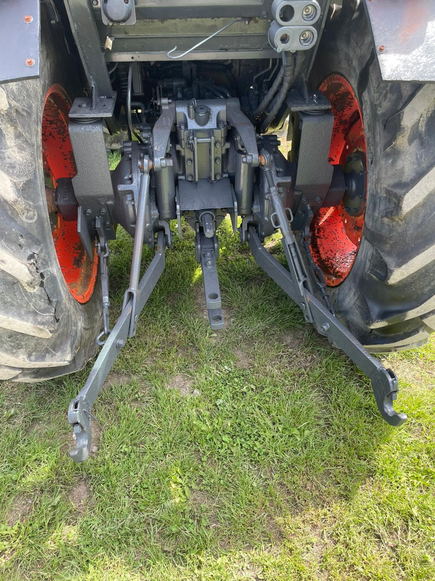 2014 KUBOTA L5740 TRACTOR, RUNS AND DRIVES, PTO WORKS, LINKAGE ARMS WORK, FULLY GLASS CAB *PLUS VAT* - Image 7 of 12