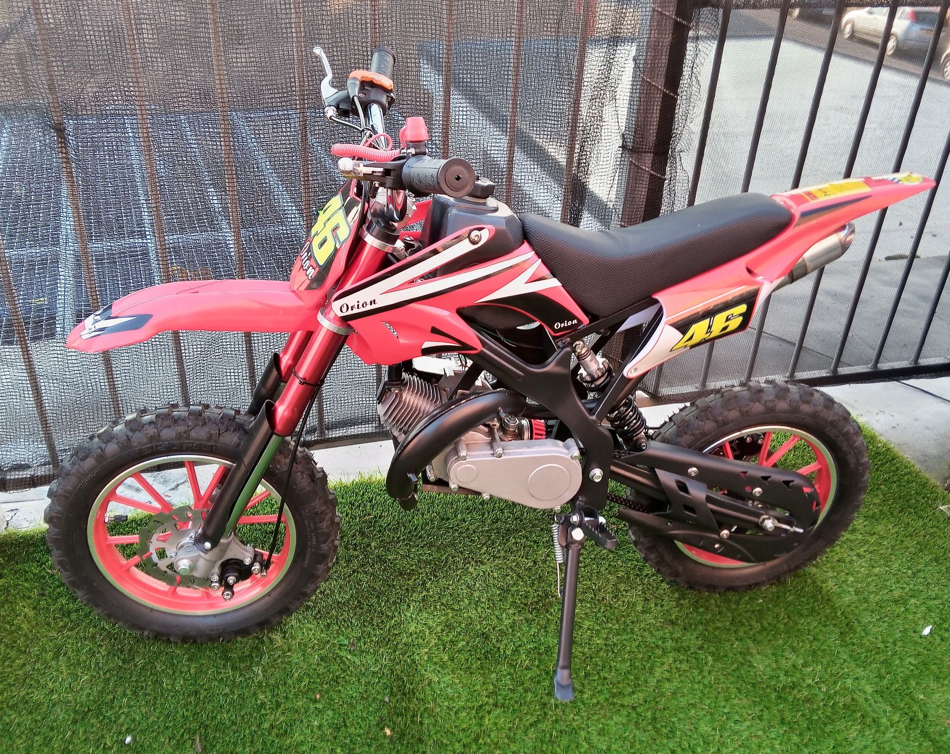 ORION DIRT BIKE, 49cc 2 STROKE ENGINE, ADJUSTABLE THROTTLE, SAFETY LANYARD, PULL START *NO VAT* - Image 4 of 6