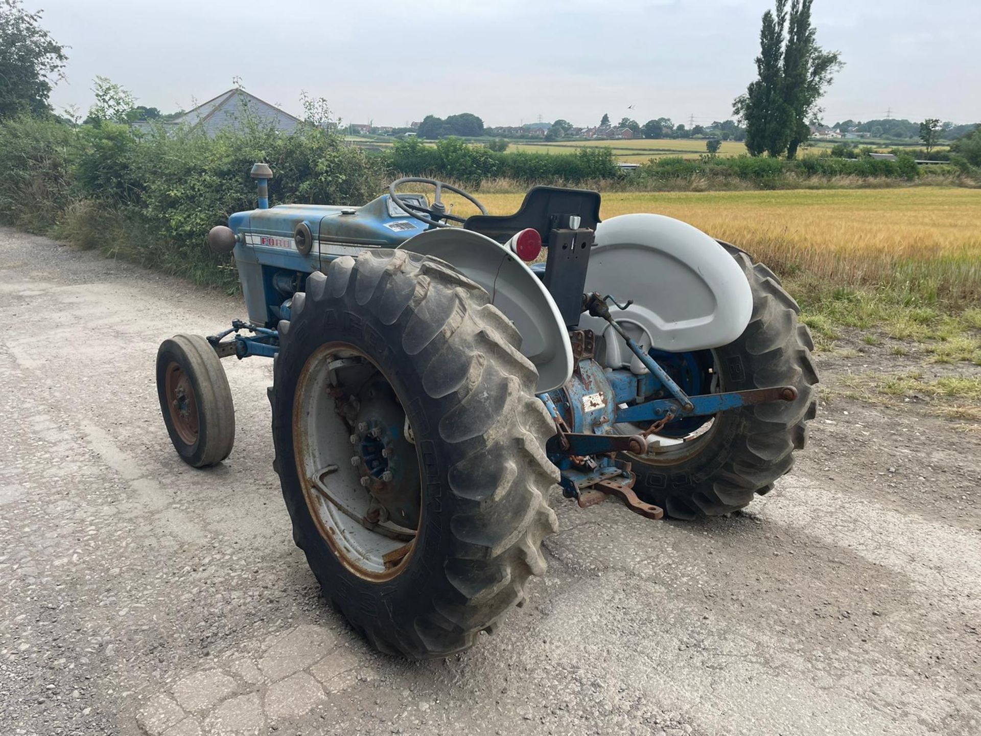 FORD 300 PETROL VINTAGE TRACTOR, RUNS AND DRIVES, SHOWING 2882 HOURS, ALL GEARS WORK *PLUS VAT* - Image 4 of 7