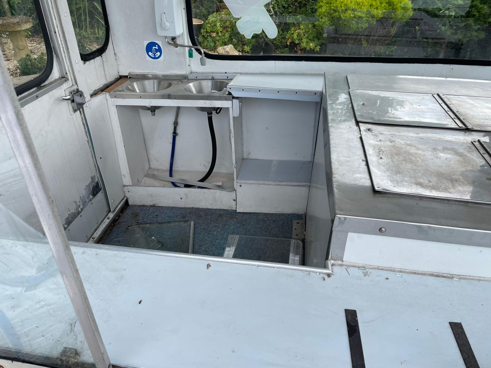 SINGLE AXLE ICE CREAM TRAILER, TOWS WELL, LARGE DOUBLE FREEZER, SINK, SIGN IS INCLUDED *PLUS VAT* - Image 16 of 16