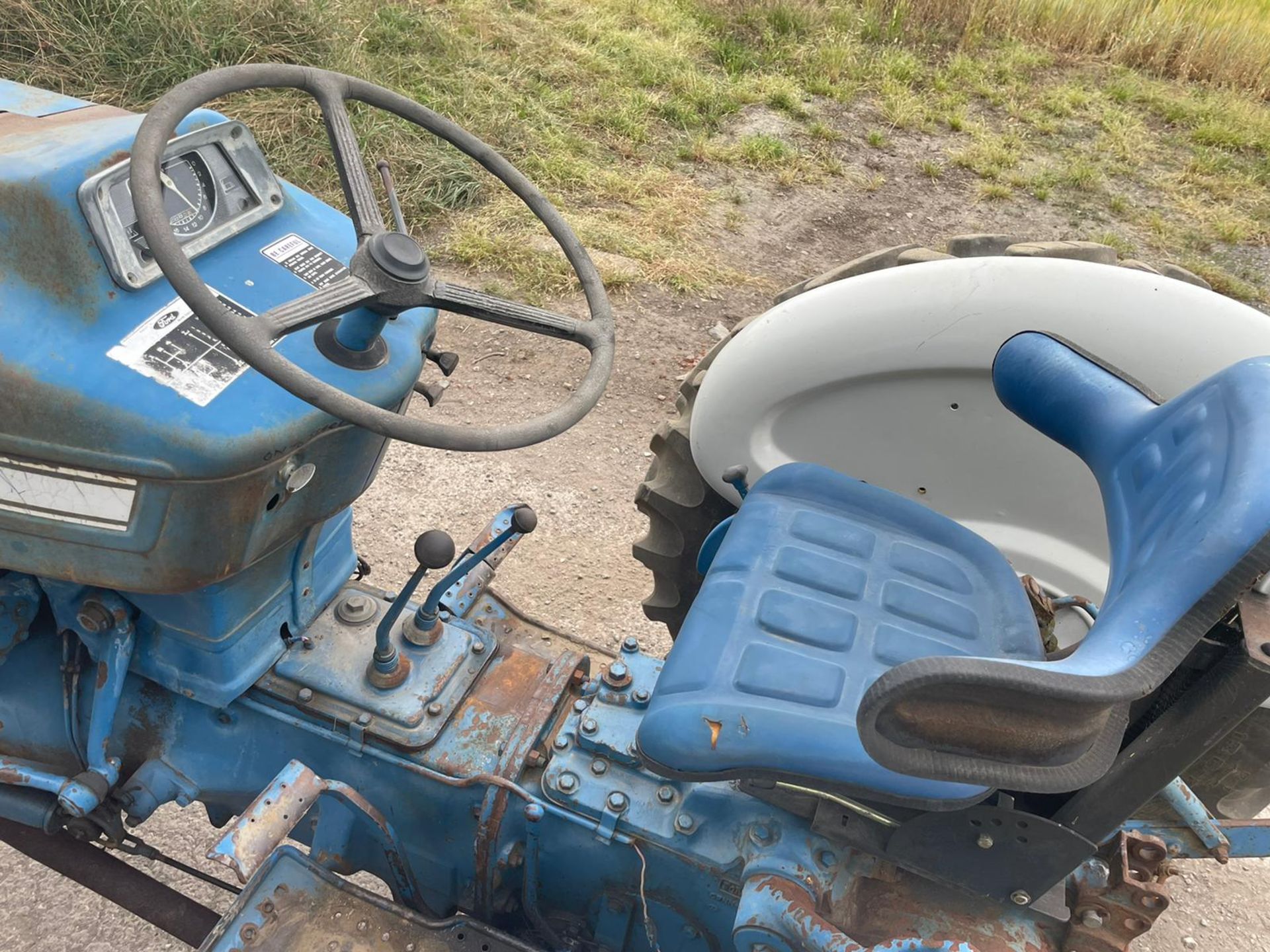 FORD 300 PETROL VINTAGE TRACTOR, RUNS AND DRIVES, SHOWING 2882 HOURS, ALL GEARS WORK *PLUS VAT* - Image 6 of 7