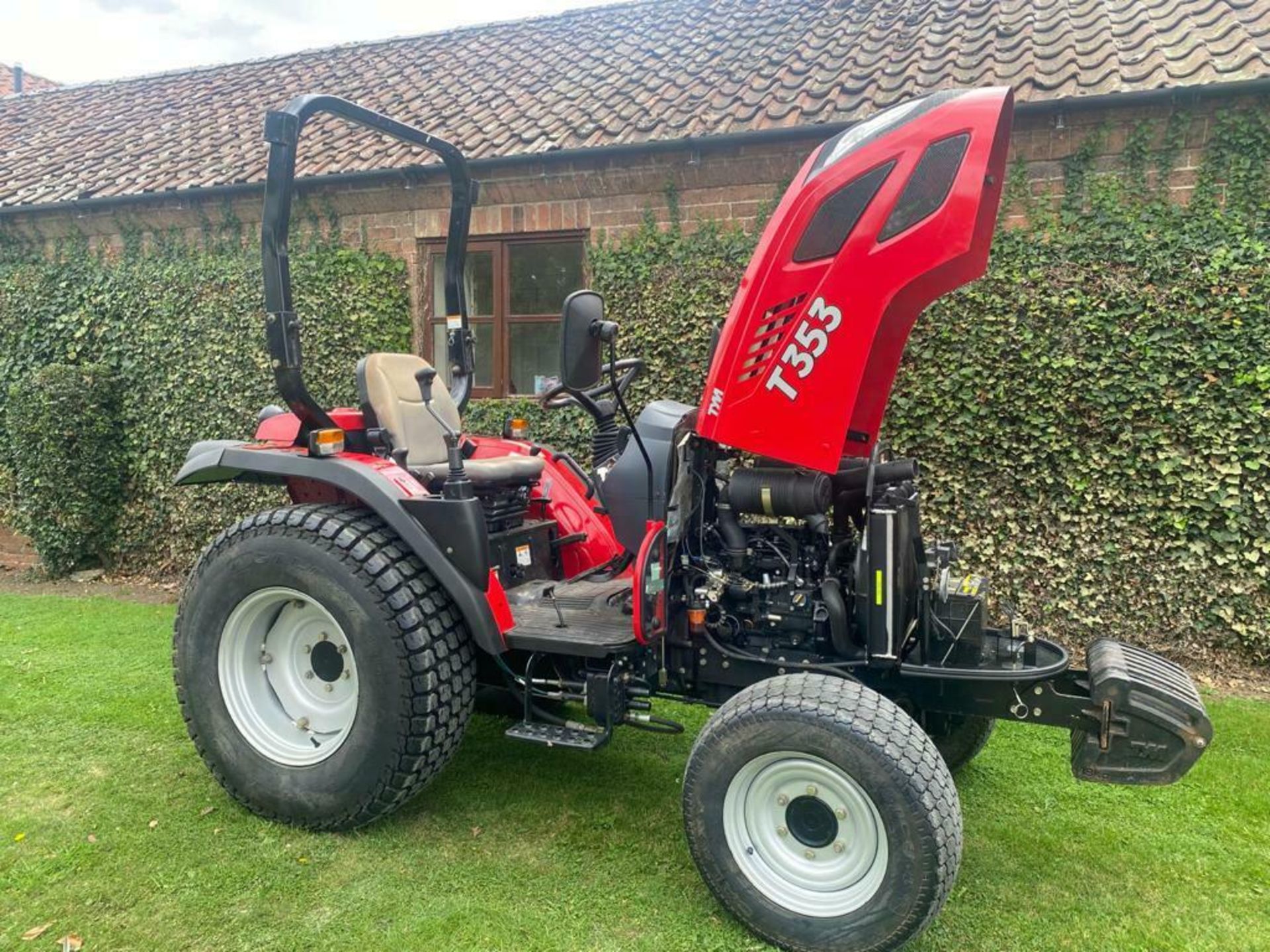 COMPACT TRACTOR TYM T353, ONLY 730 HOURS, POWER SHUTTLE, 4 WHEEL DRVE *PLUS VAT* - Image 5 of 12