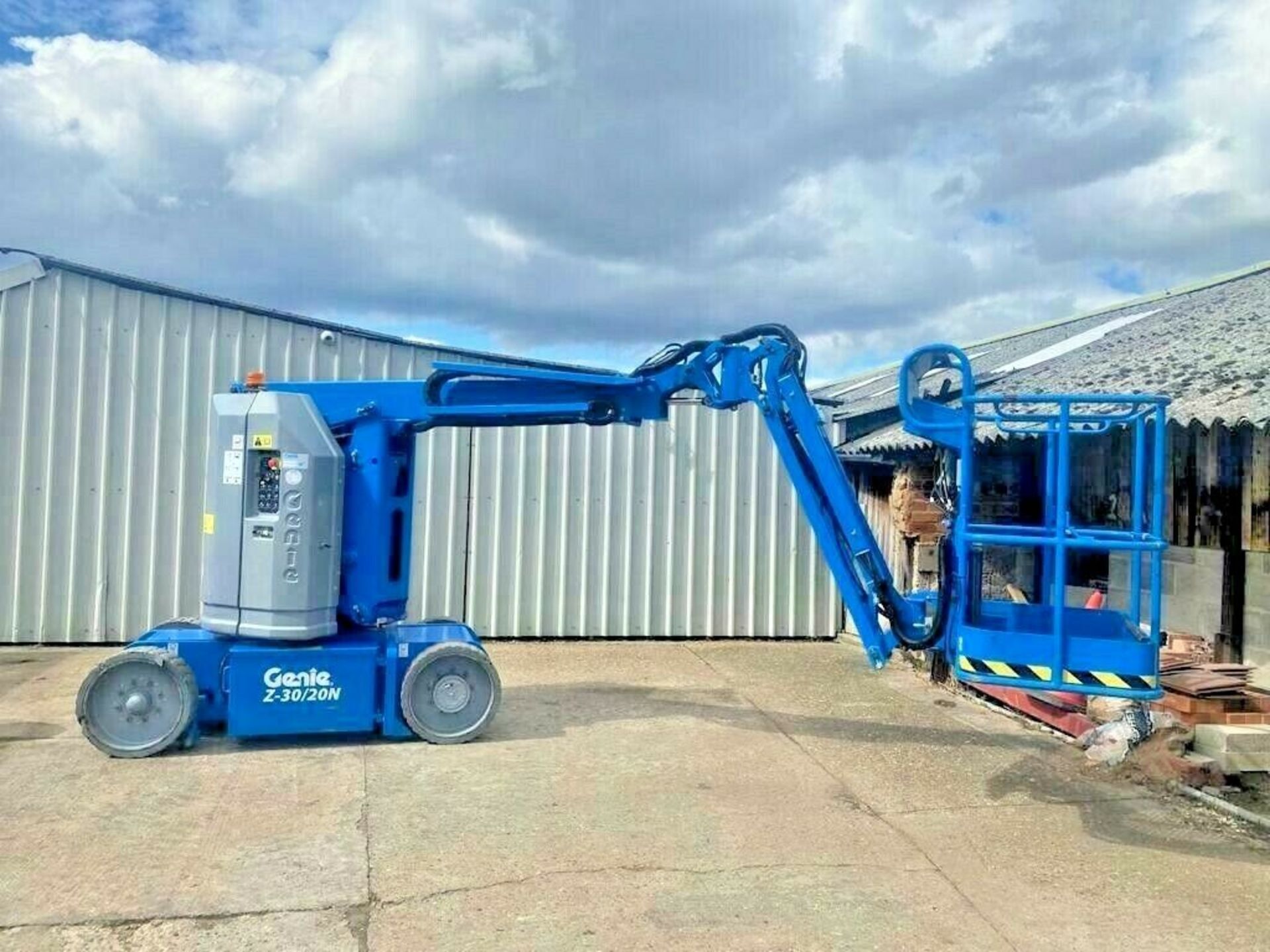 GENIE Z-30/20 ARTICULATED BOOM LIFT, YEAR 2015, WORKING HEIGHT 11.14M *PLUS VAT* - Image 3 of 10