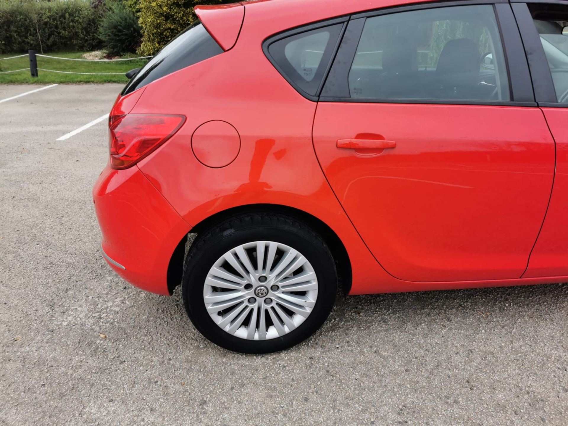 2013 VAUXHALL ASTRA ENERGY CDTI RED HATCHBACK, 1.7 DIESEL, SHOWING 2 PREVIOUS KEEPERS *NO VAT* - Image 8 of 19