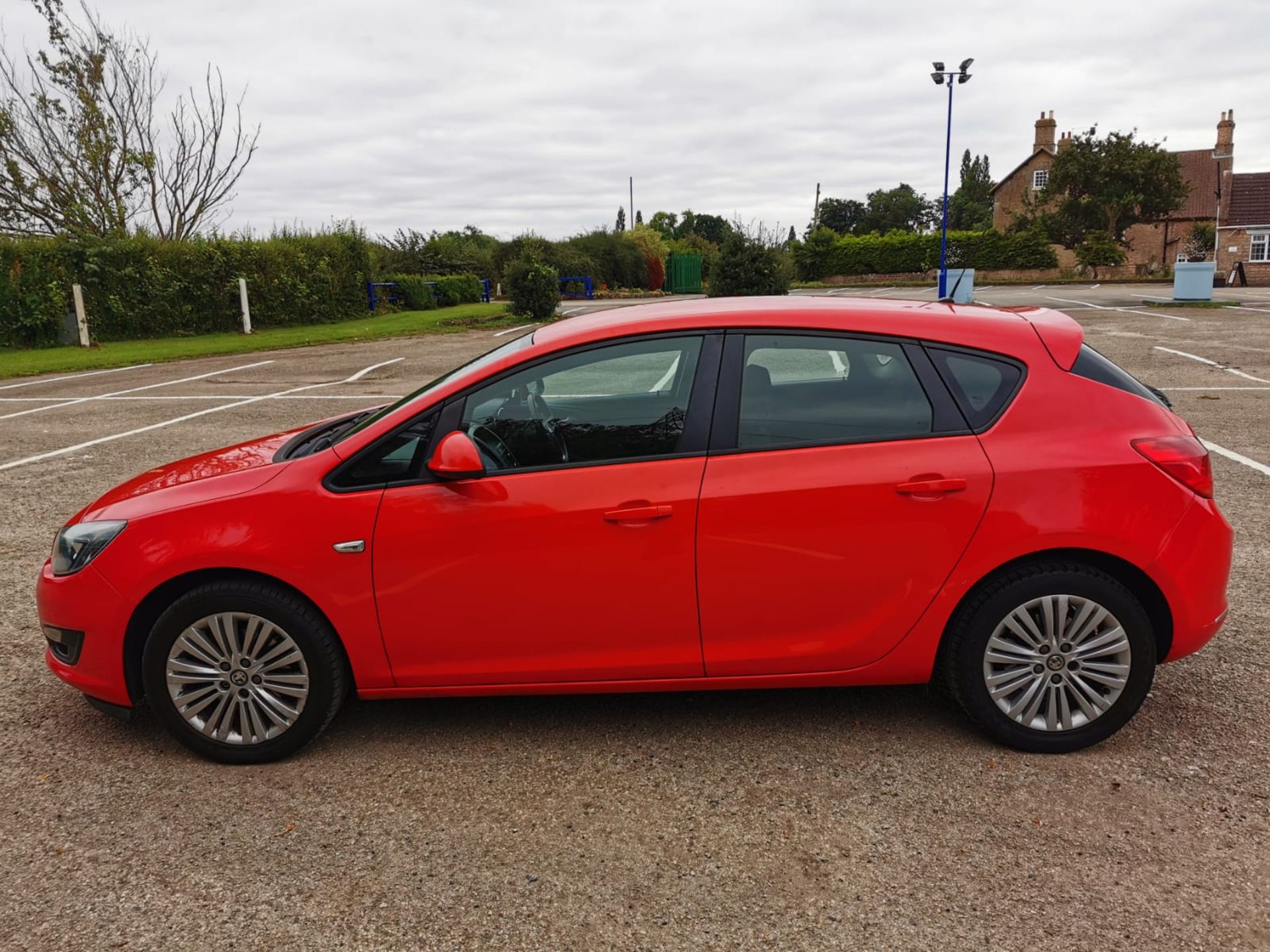 2013 VAUXHALL ASTRA ENERGY CDTI RED HATCHBACK, 1.7 DIESEL, SHOWING 2 PREVIOUS KEEPERS *NO VAT* - Image 4 of 19