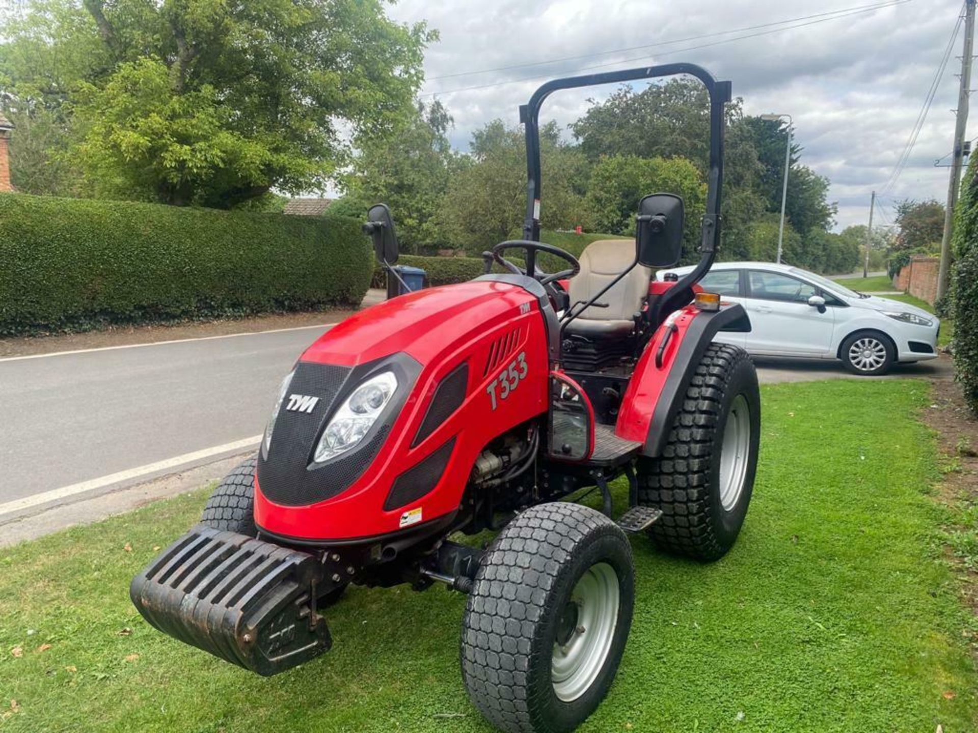 COMPACT TRACTOR TYM T353, ONLY 730 HOURS, POWER SHUTTLE, 4 WHEEL DRVE *PLUS VAT* - Image 4 of 12