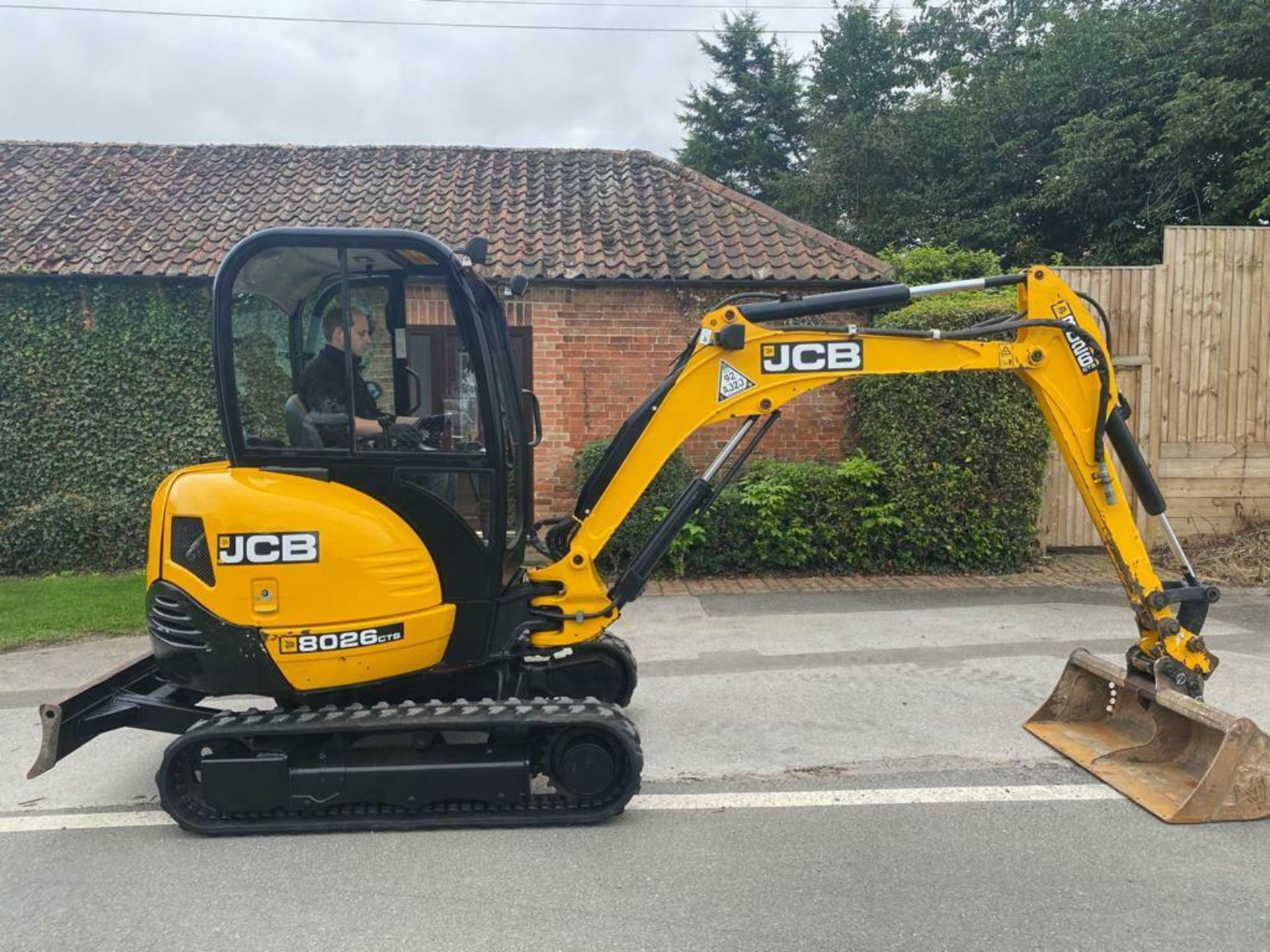 JCB MINI DIGGER 8026, YEAR 2014, FULL CAB, DITCHING BUCKET & QUICK HITCH *PLUS VAT*