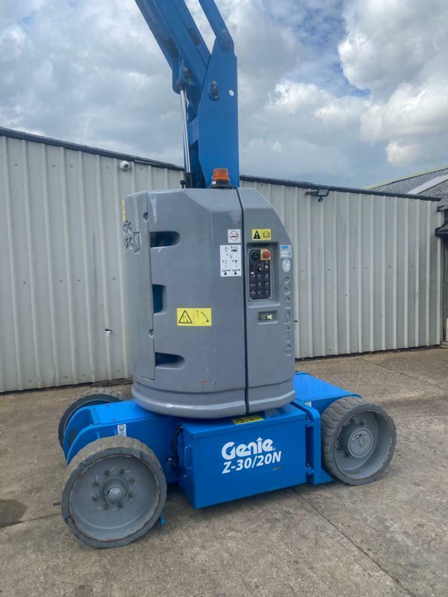 GENIE Z-30/20 ARTICULATED BOOM LIFT, YEAR 2015, WORKING HEIGHT 11.14M *PLUS VAT* - Image 5 of 10