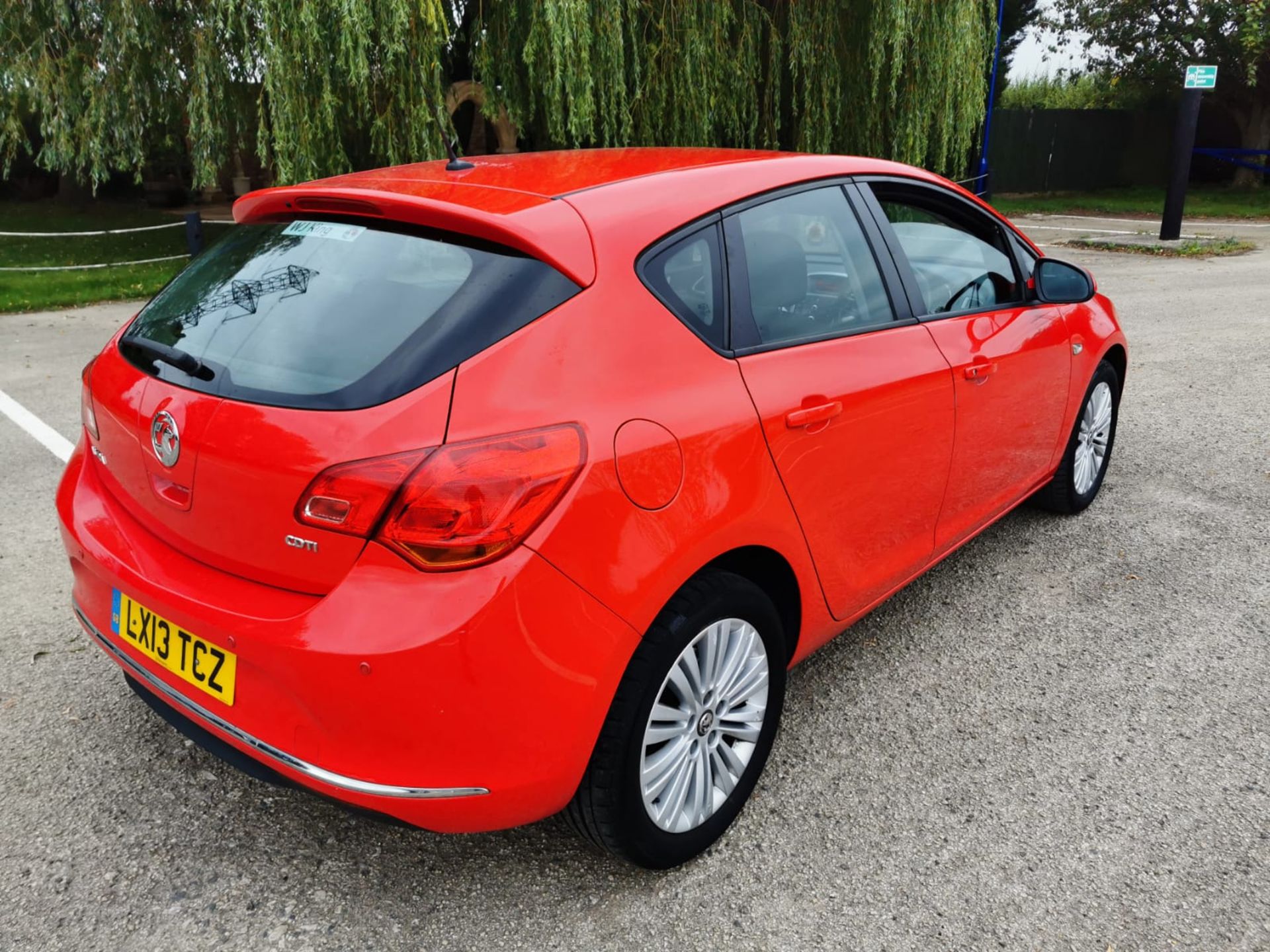 2013 VAUXHALL ASTRA ENERGY CDTI RED HATCHBACK, 1.7 DIESEL, SHOWING 2 PREVIOUS KEEPERS *NO VAT* - Image 7 of 19